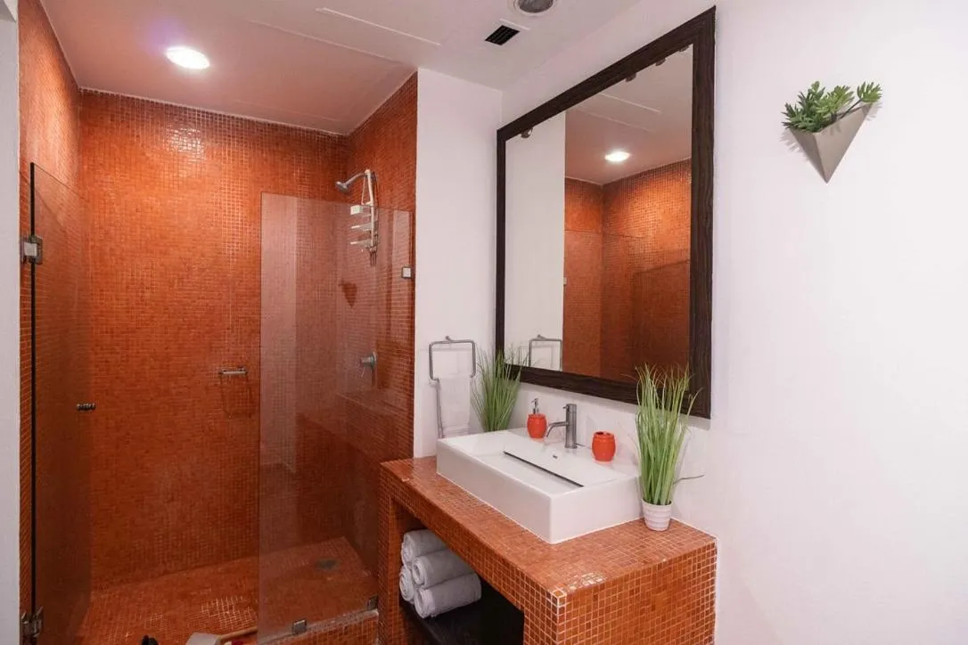 Bathroom, Bed in Infinito by Zamá Homes