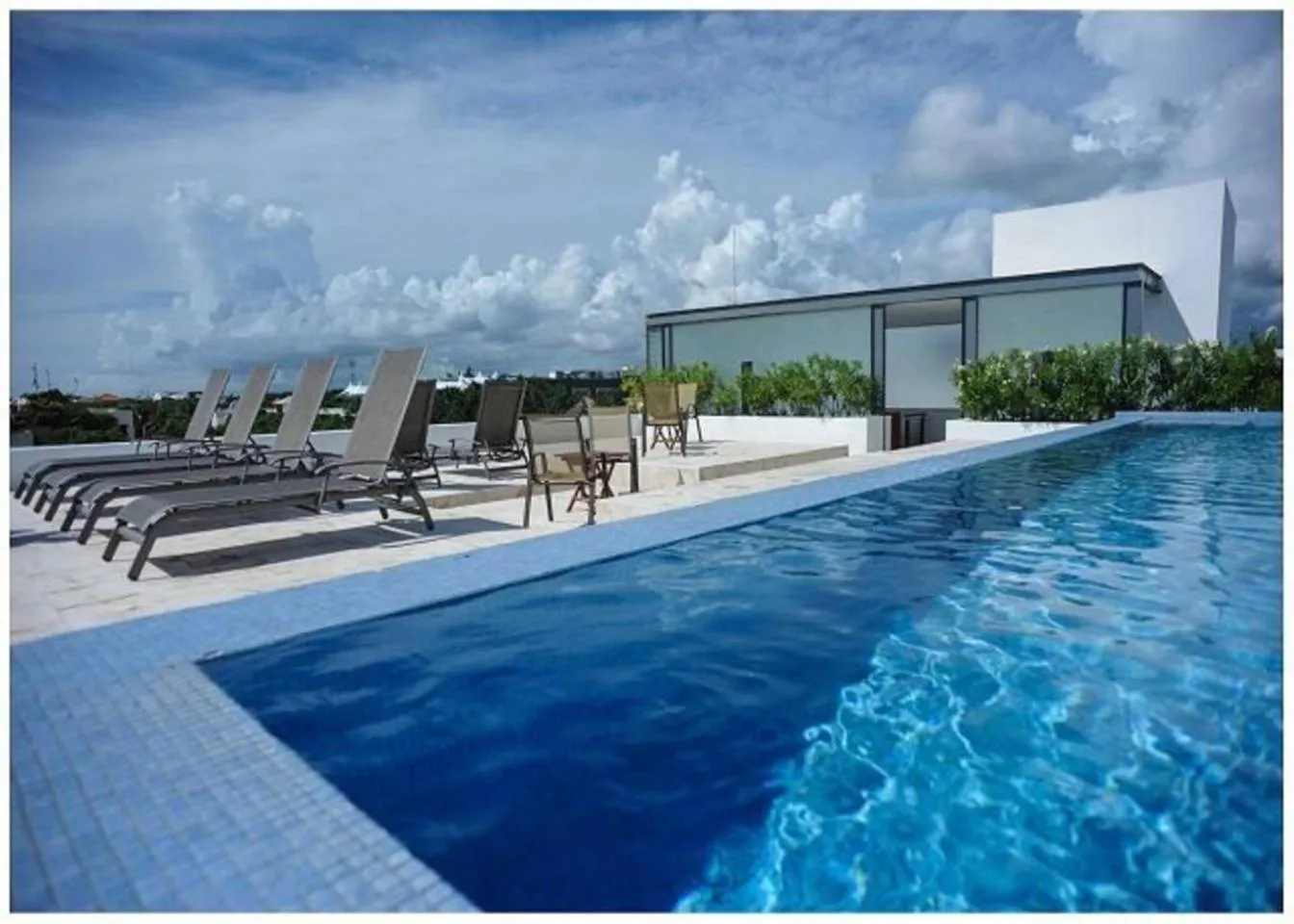 Swimming pool in Infinito by Zamá Homes