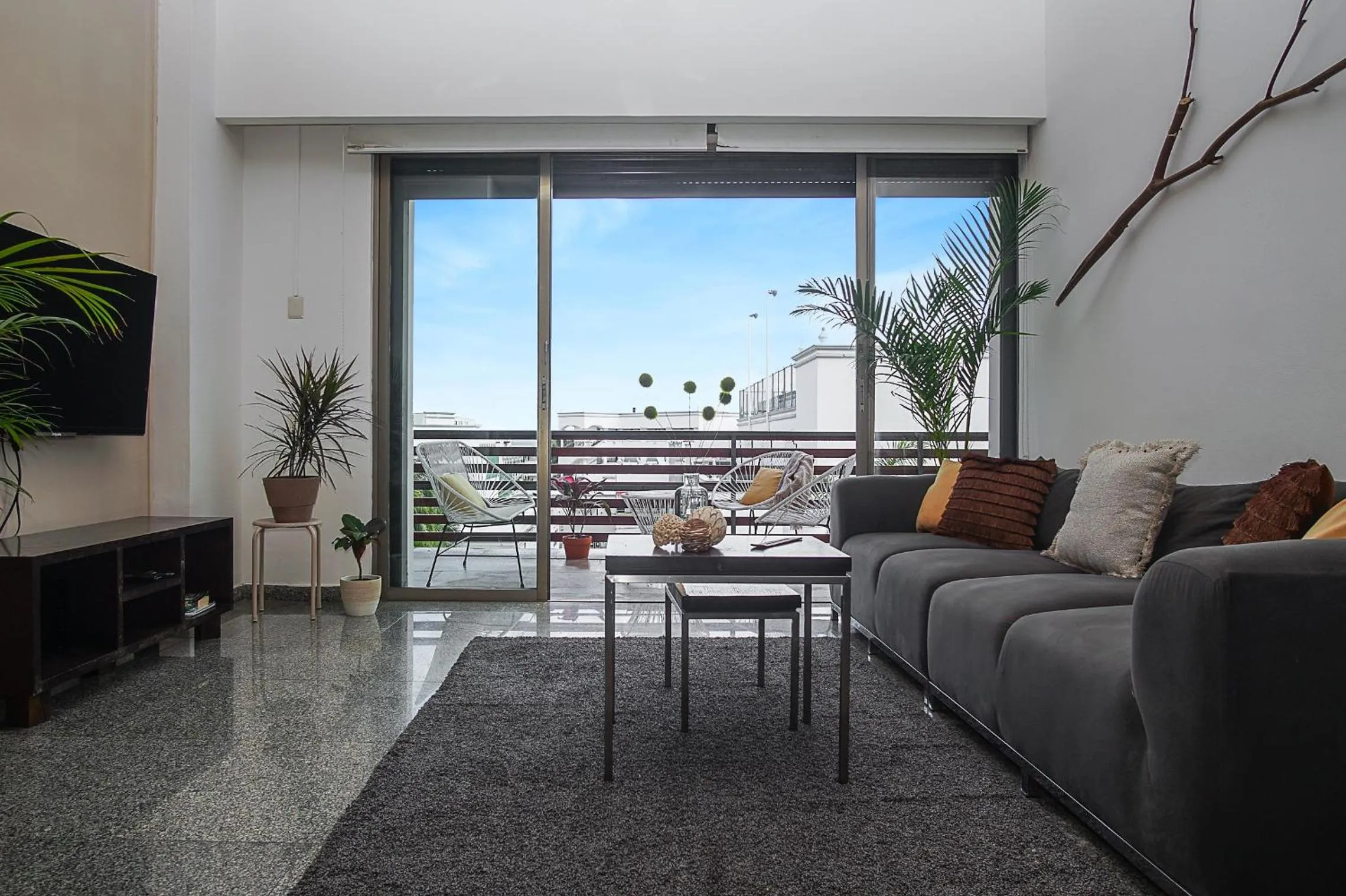 Living room in Infinito by Zamá Homes