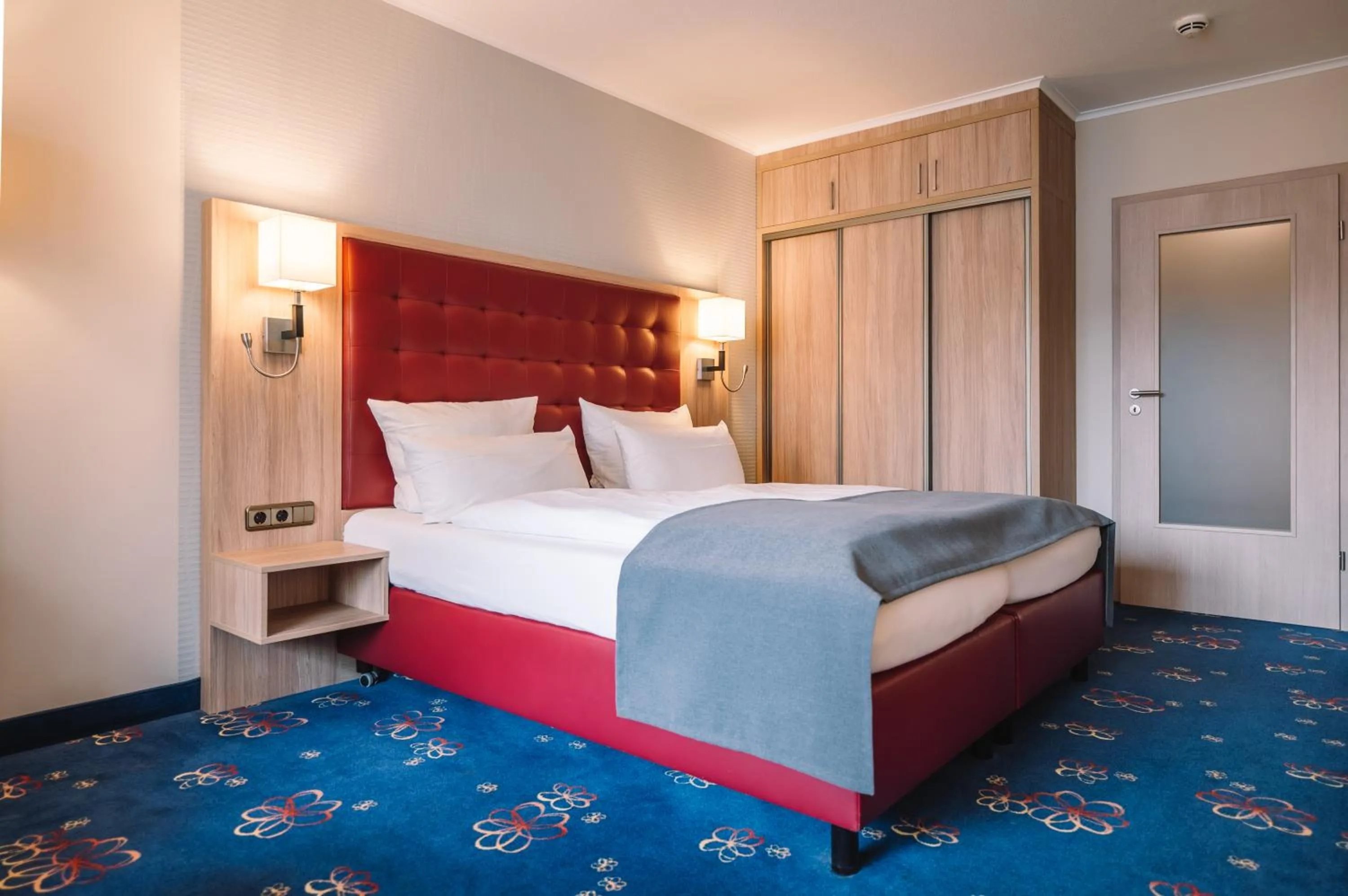 Photo of the whole room, Bed in Hotel Royal