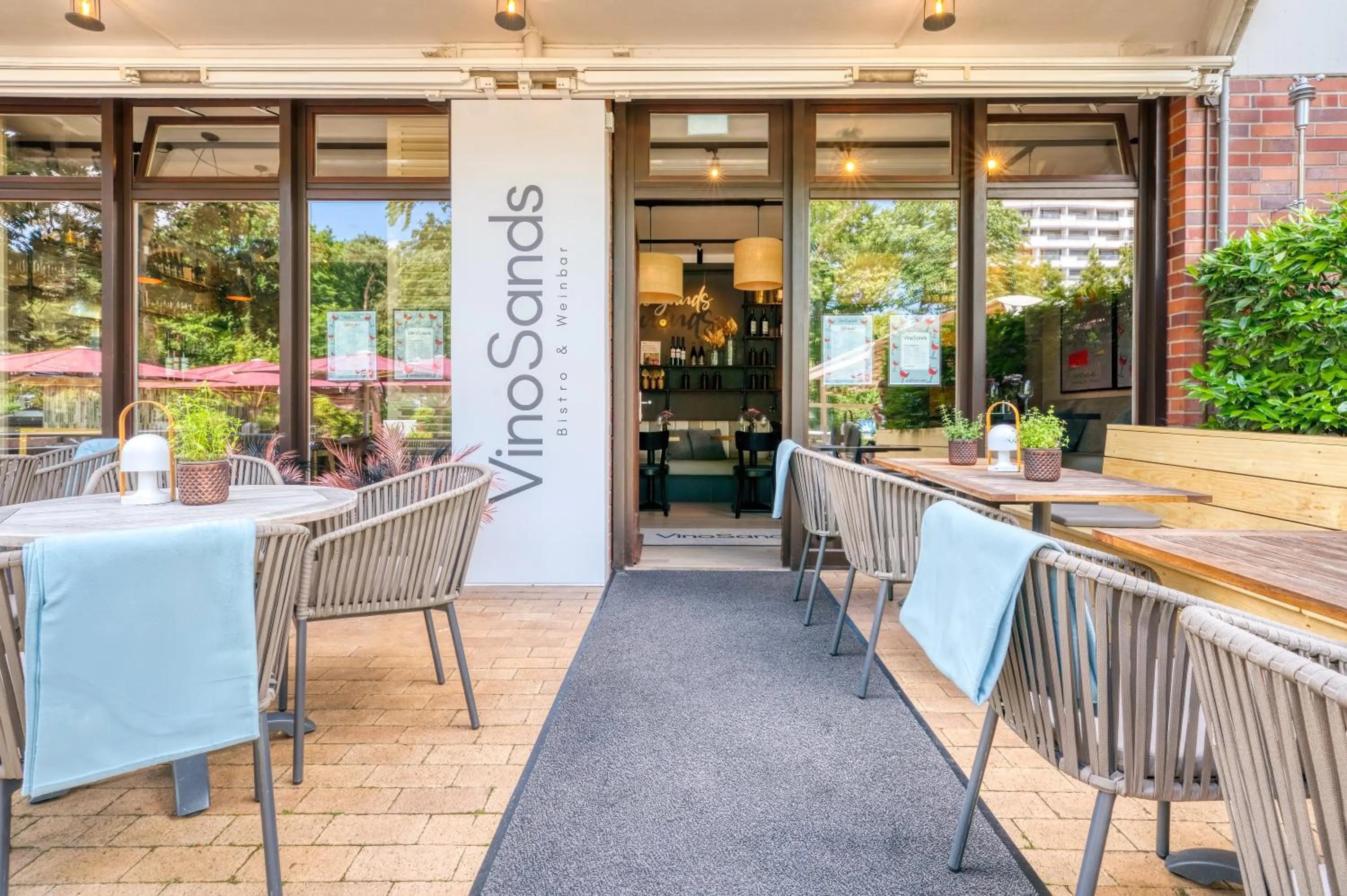 Restaurant/places to eat in Hotel Royal