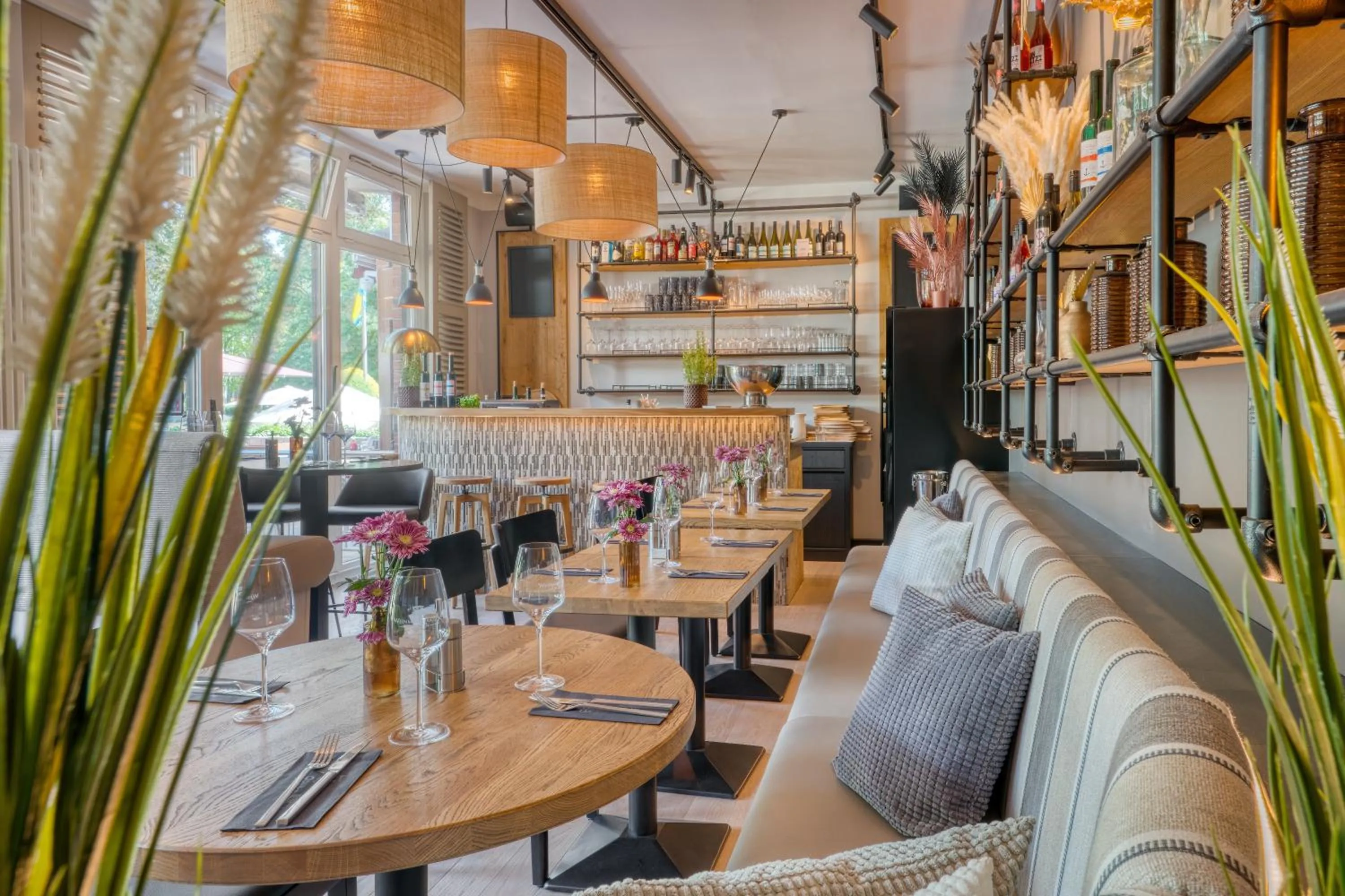 Restaurant/places to eat in Hotel Royal