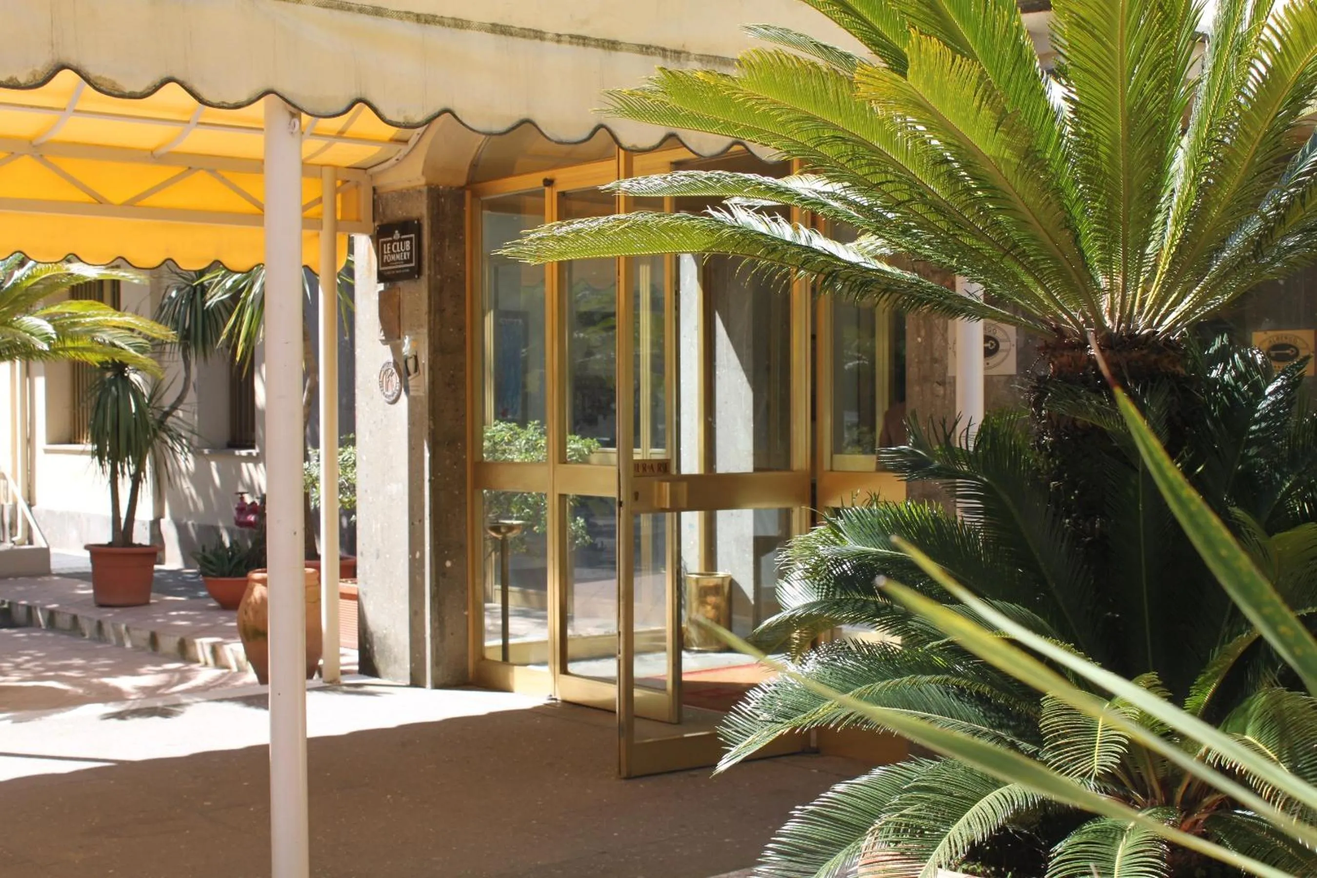 Facade/entrance in 501 Hotel