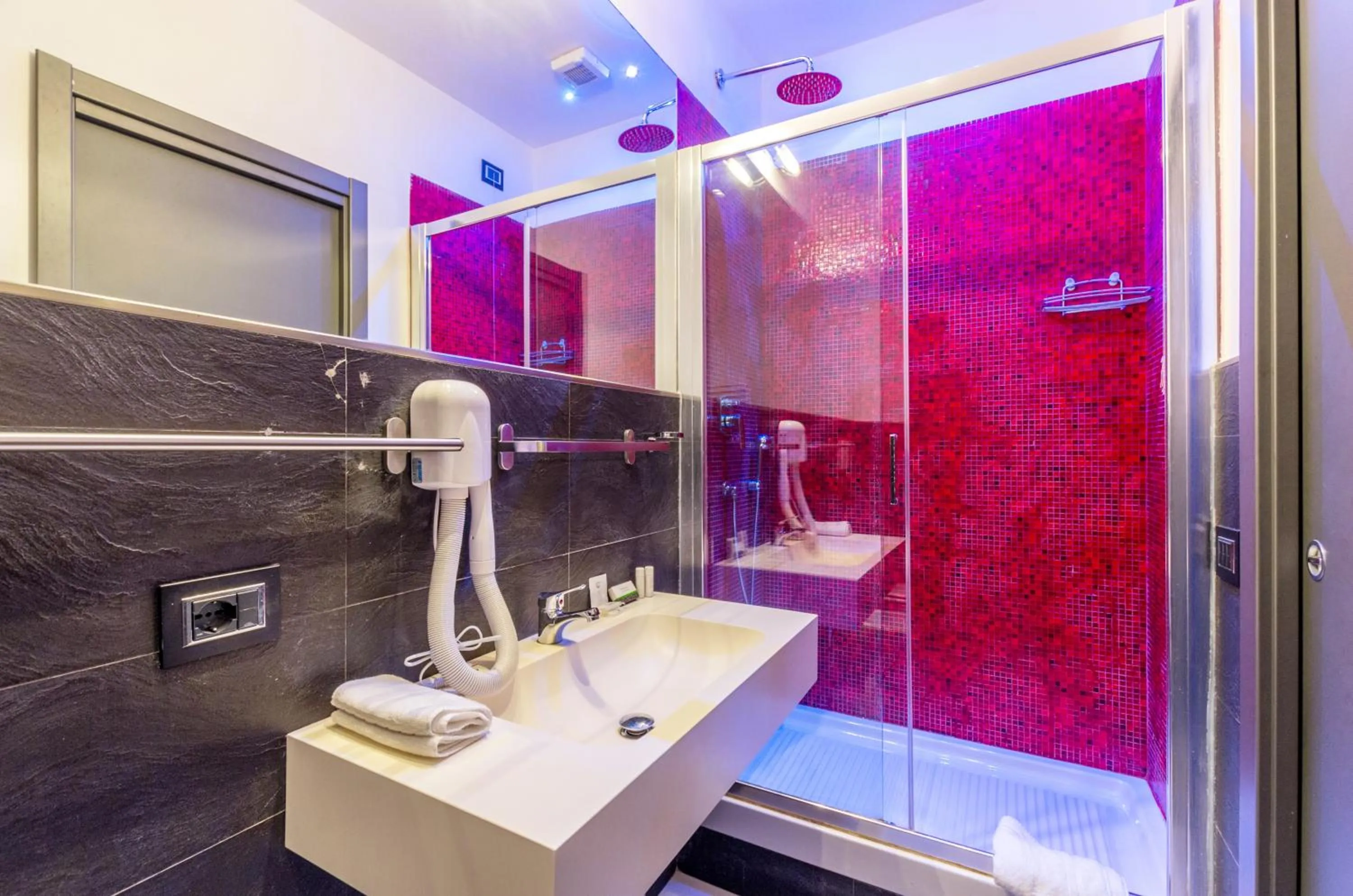 Shower in Merulana 139 Suites