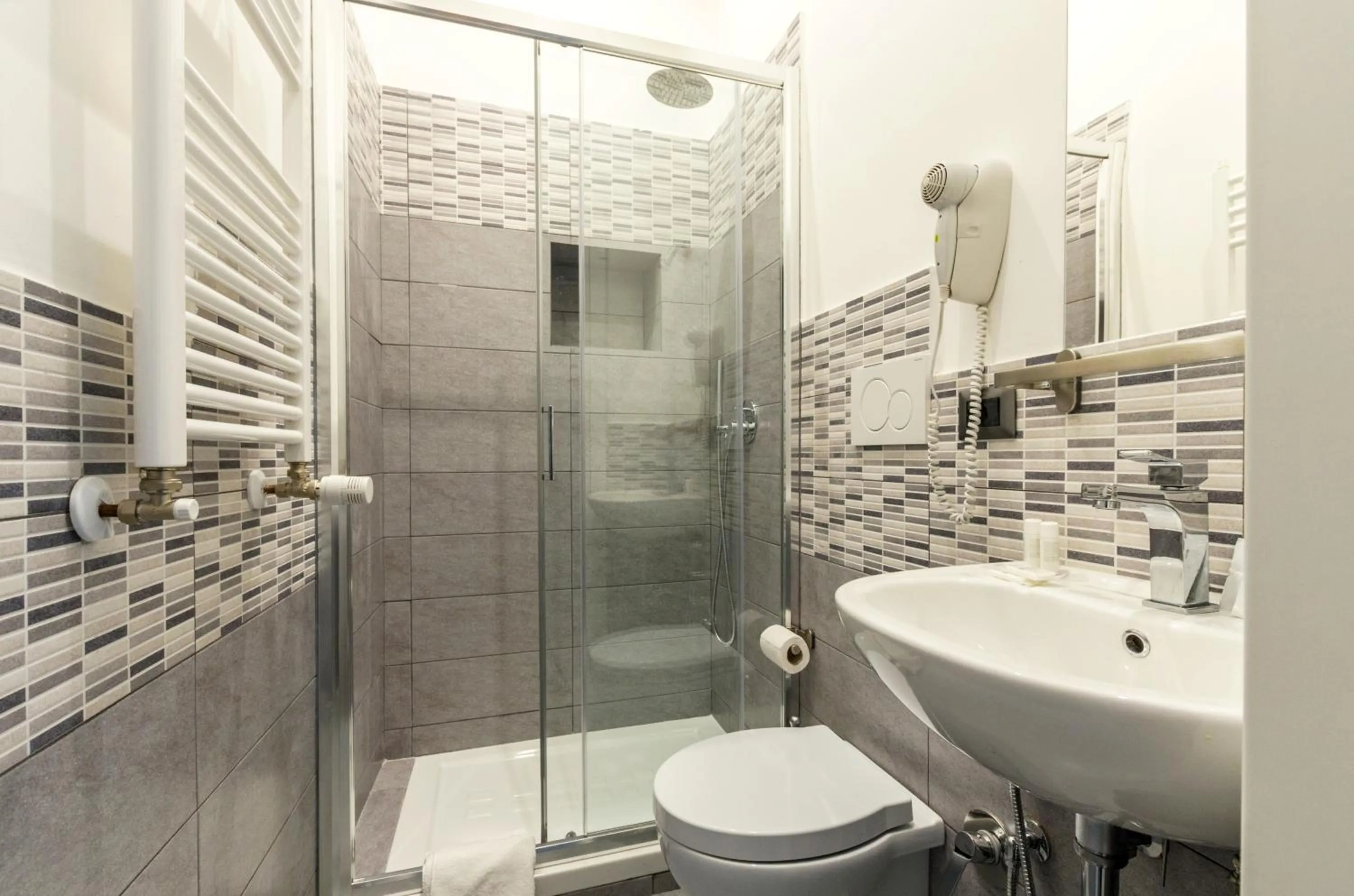 Shower in Merulana 139 Suites