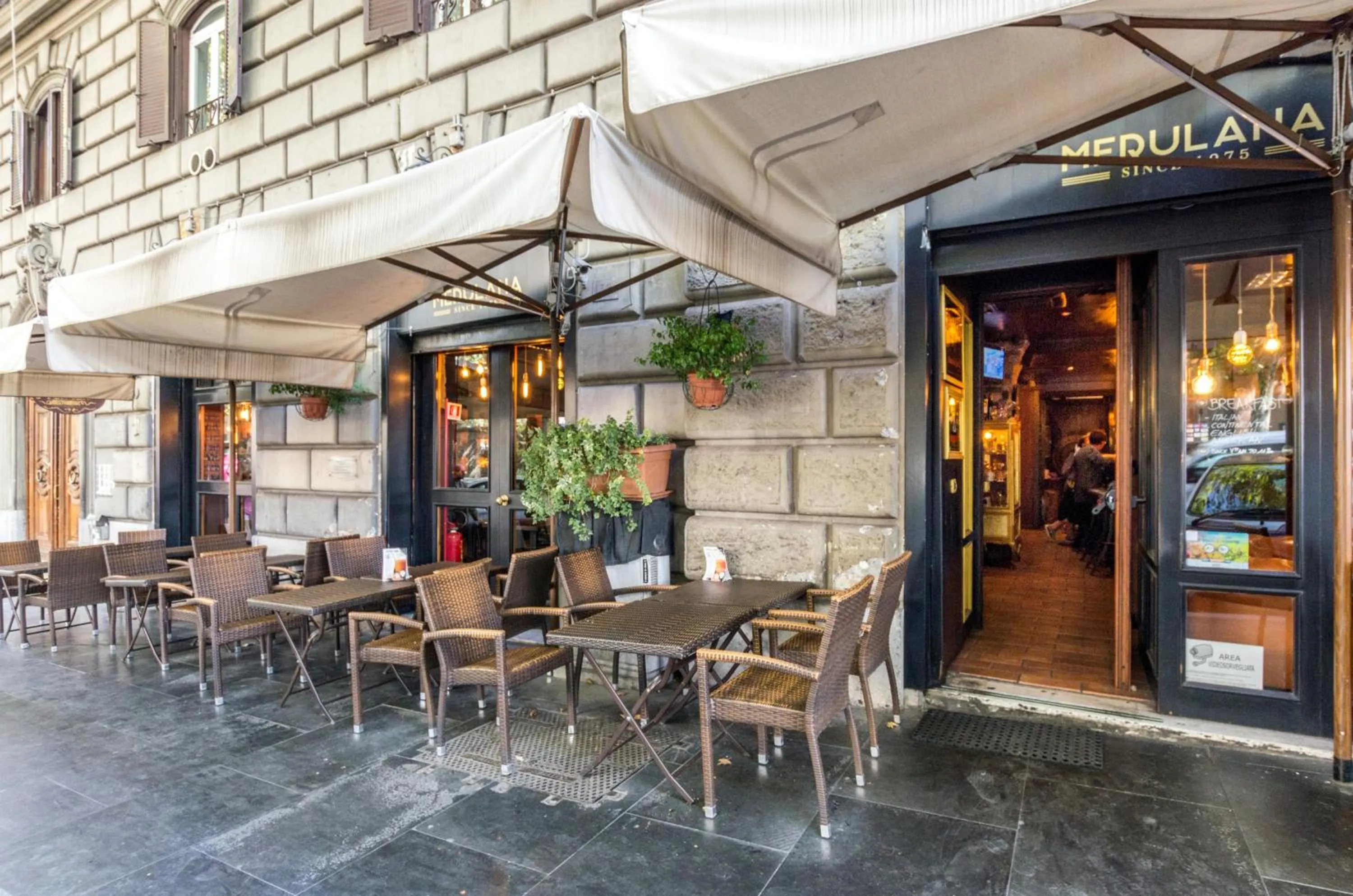 Food and drinks in Merulana 139 Suites