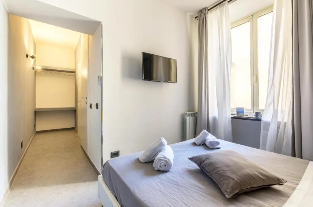 Bed in Merulana 139 Suites