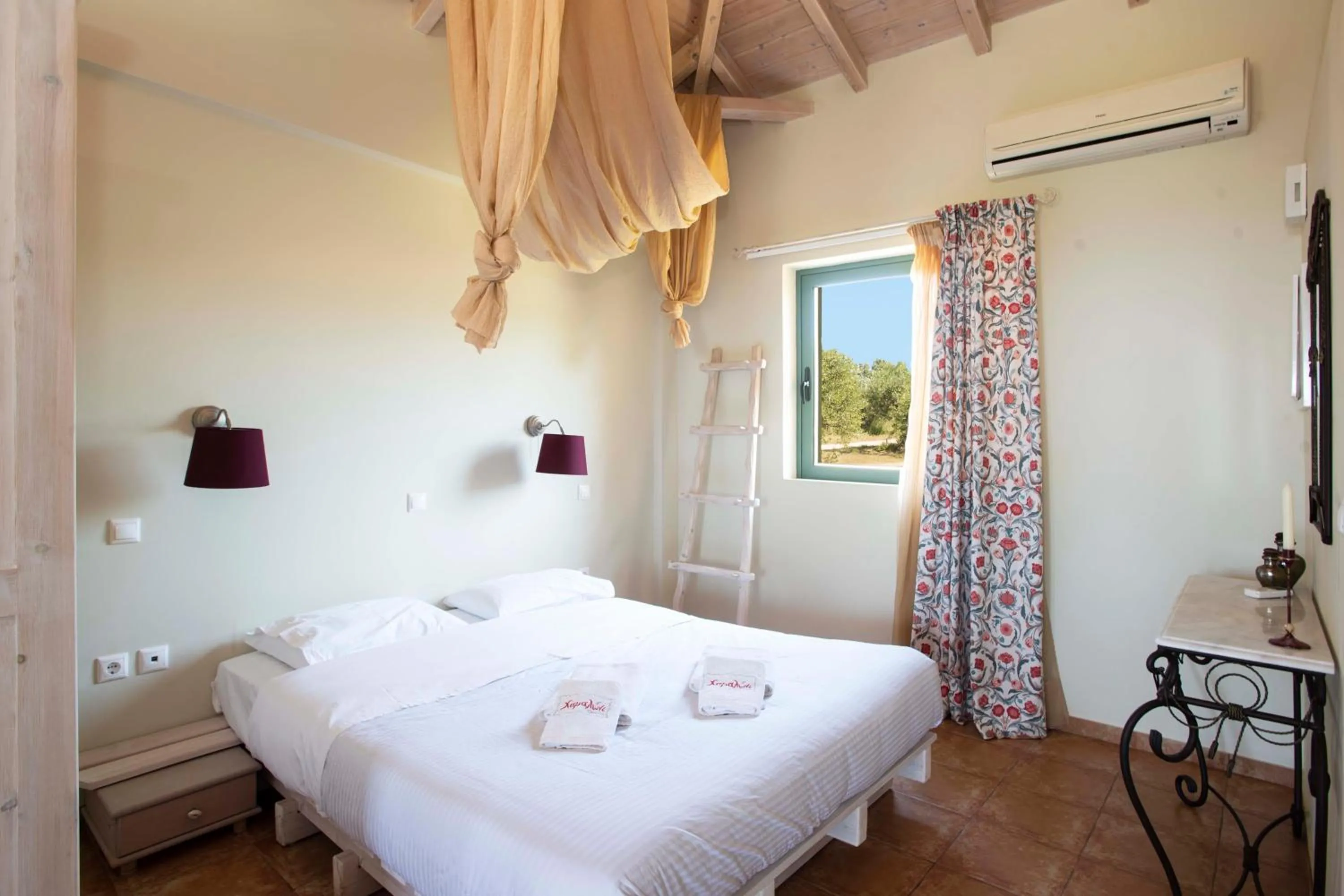 Bed in Chamaloni Cottages