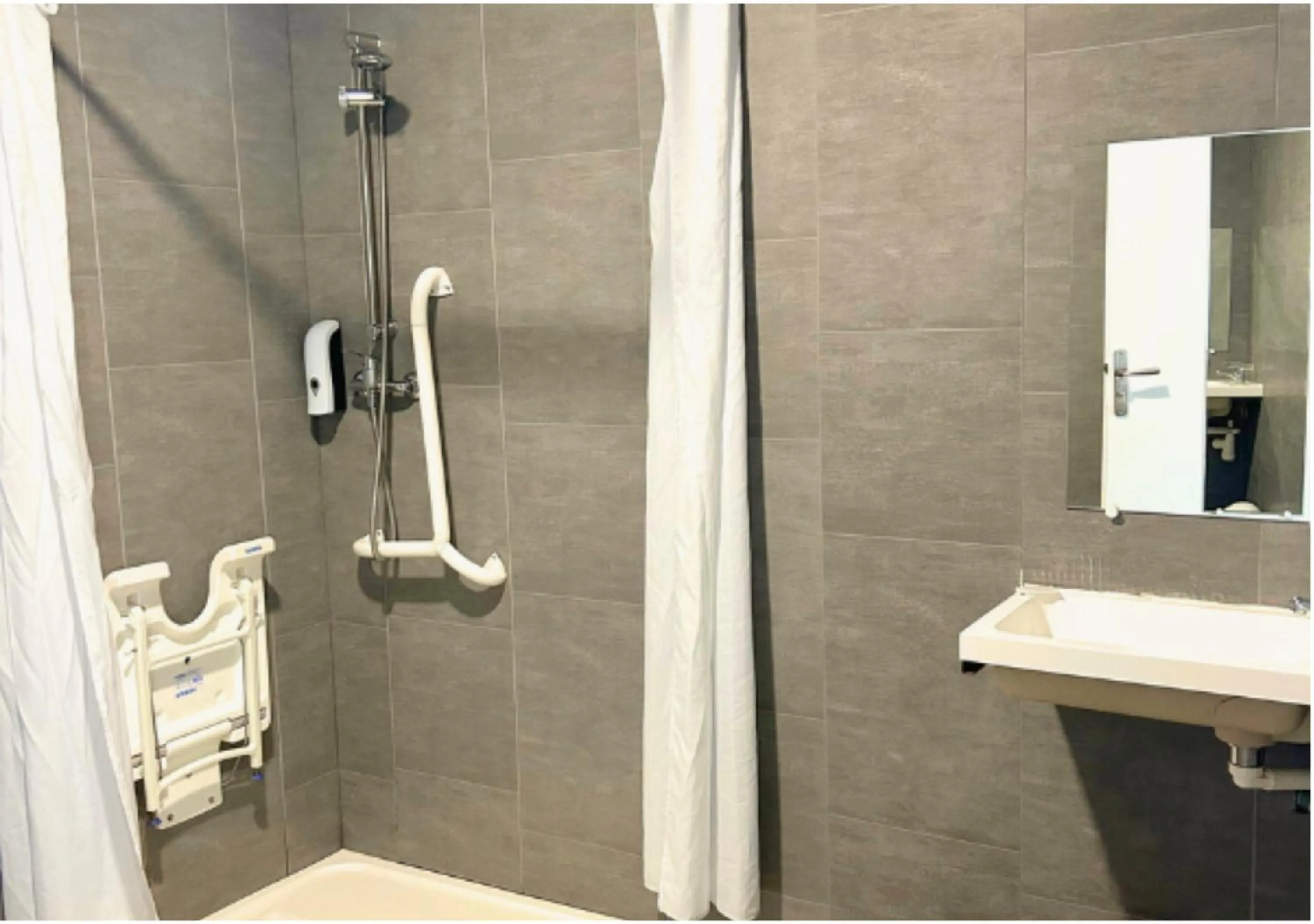 Shower in Hôtel Le Carnon