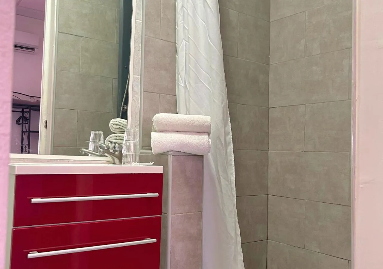 Bathroom in Hôtel Le Carnon