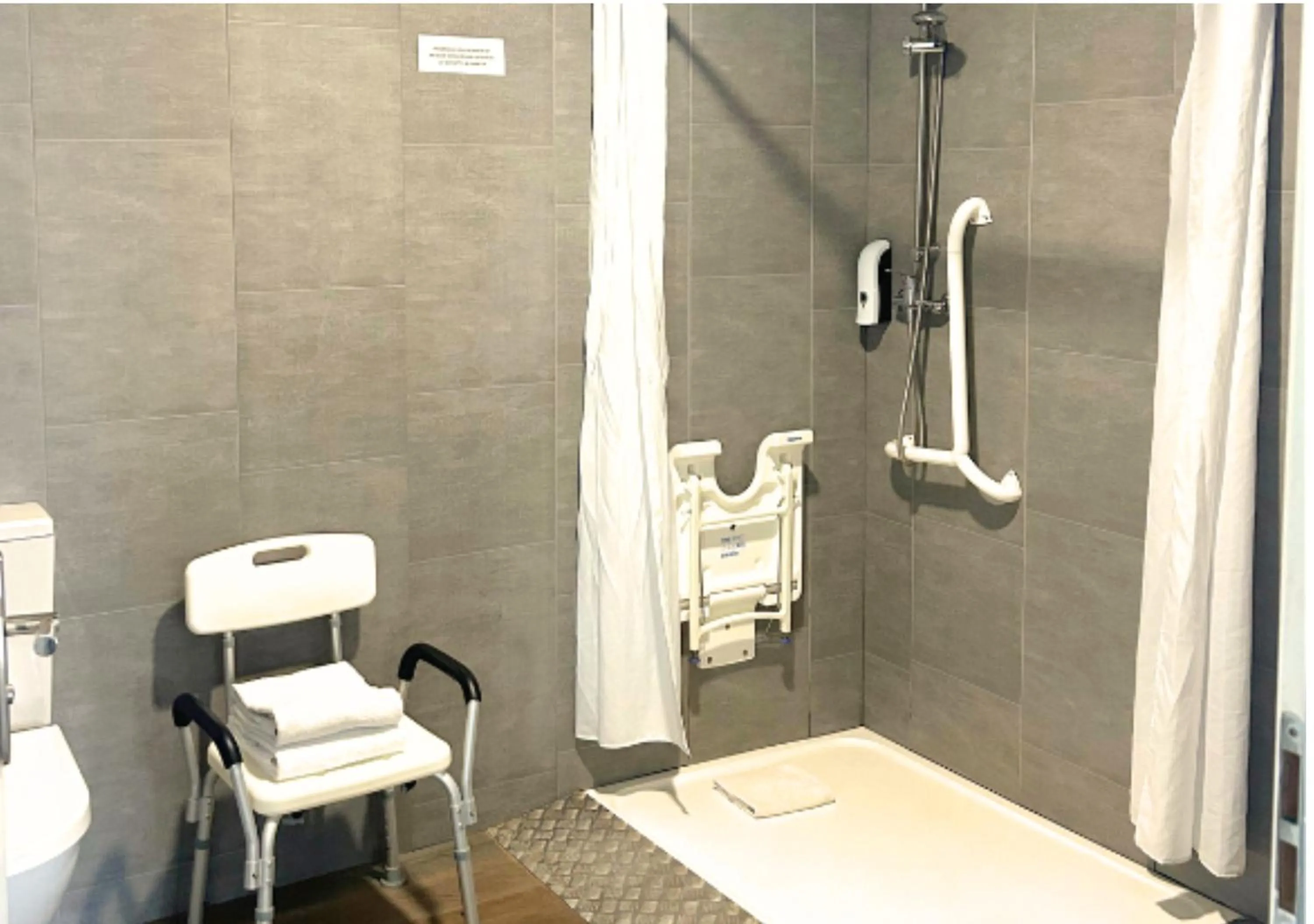 Shower in Hôtel Le Carnon