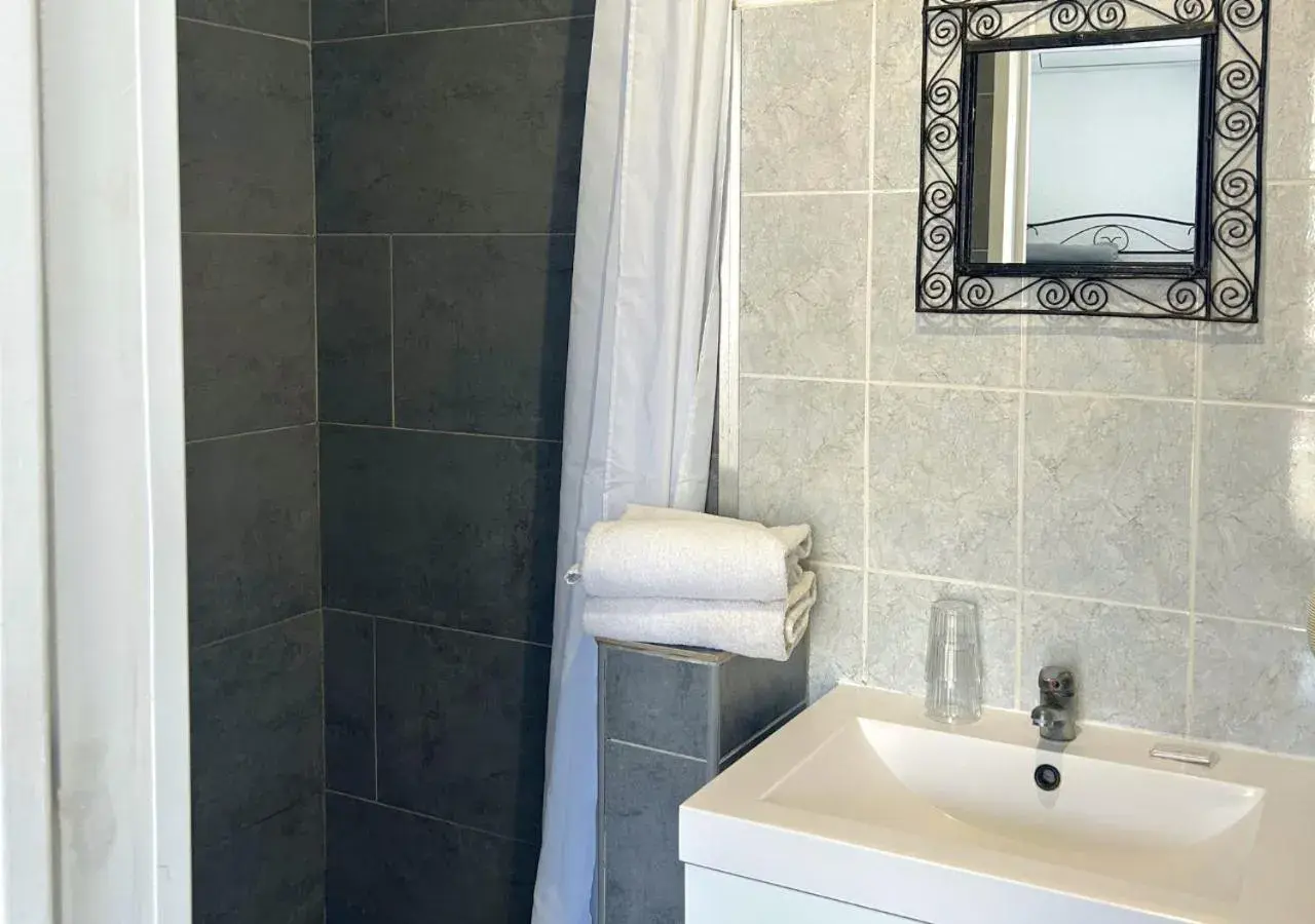 Double Room with Balcony and Sea View in Hôtel Le Carnon Double Room with Balcony and Sea View in Hôtel Le Carnon