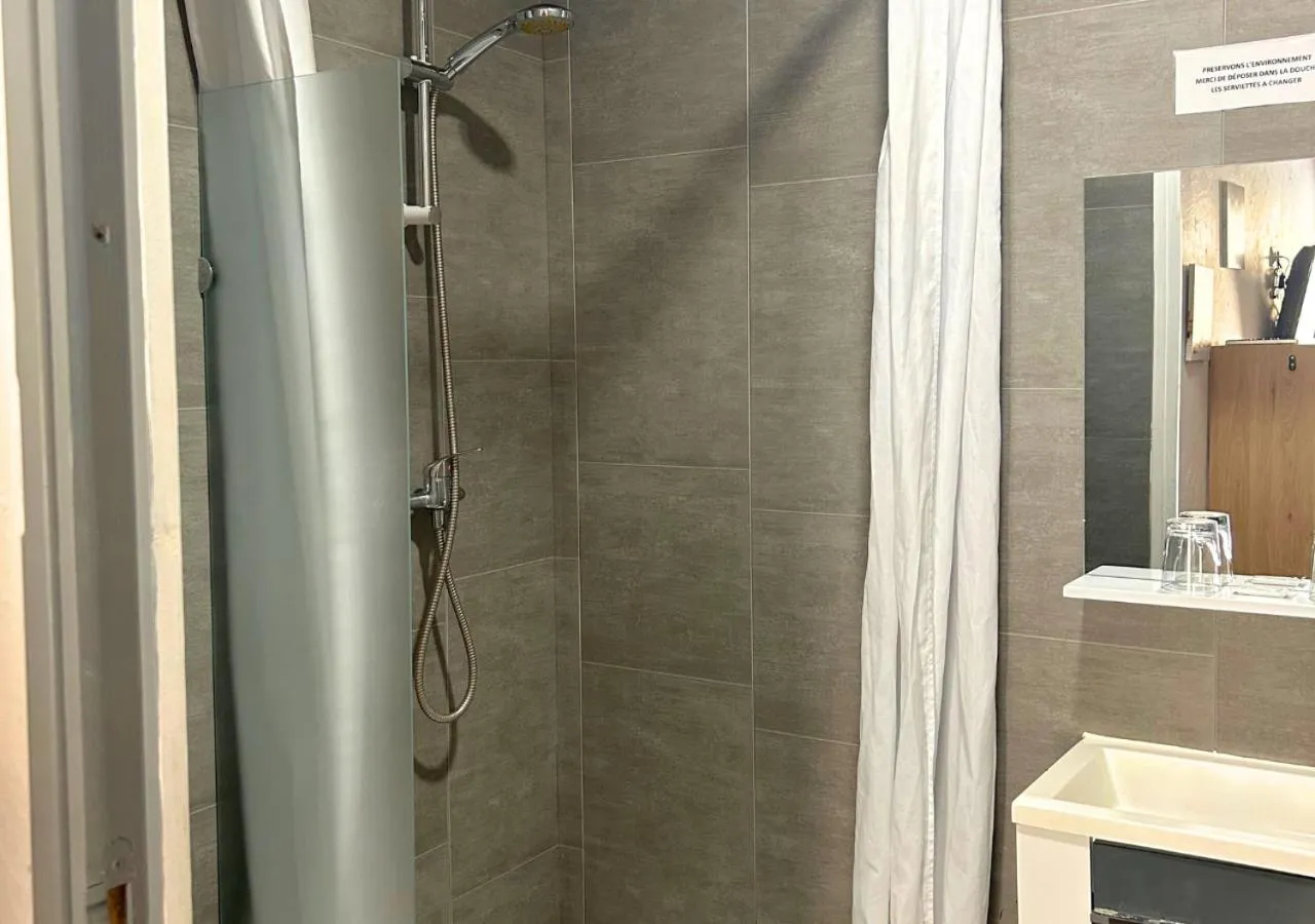 Bathroom in Hôtel Le Carnon