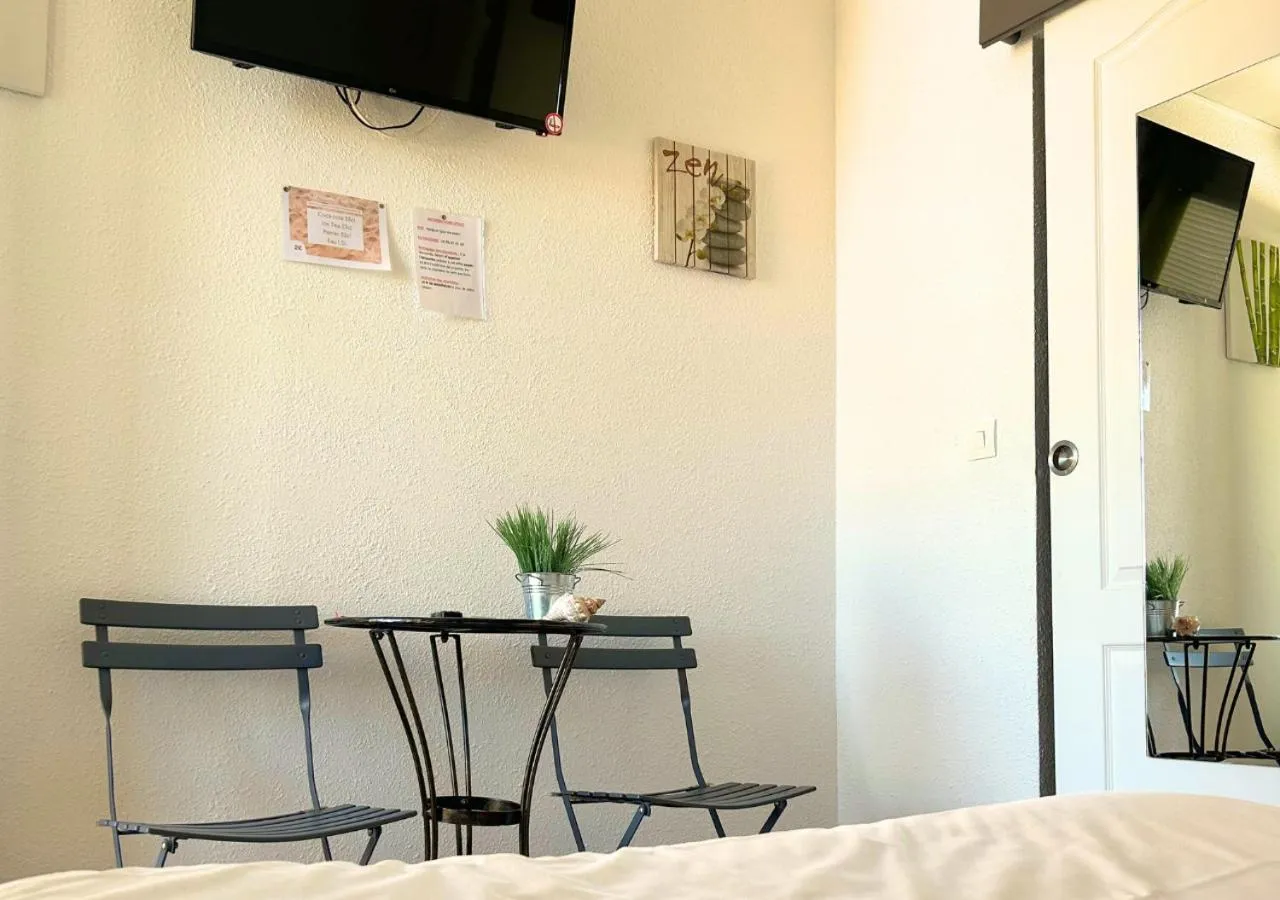 Bed in Hôtel Le Carnon