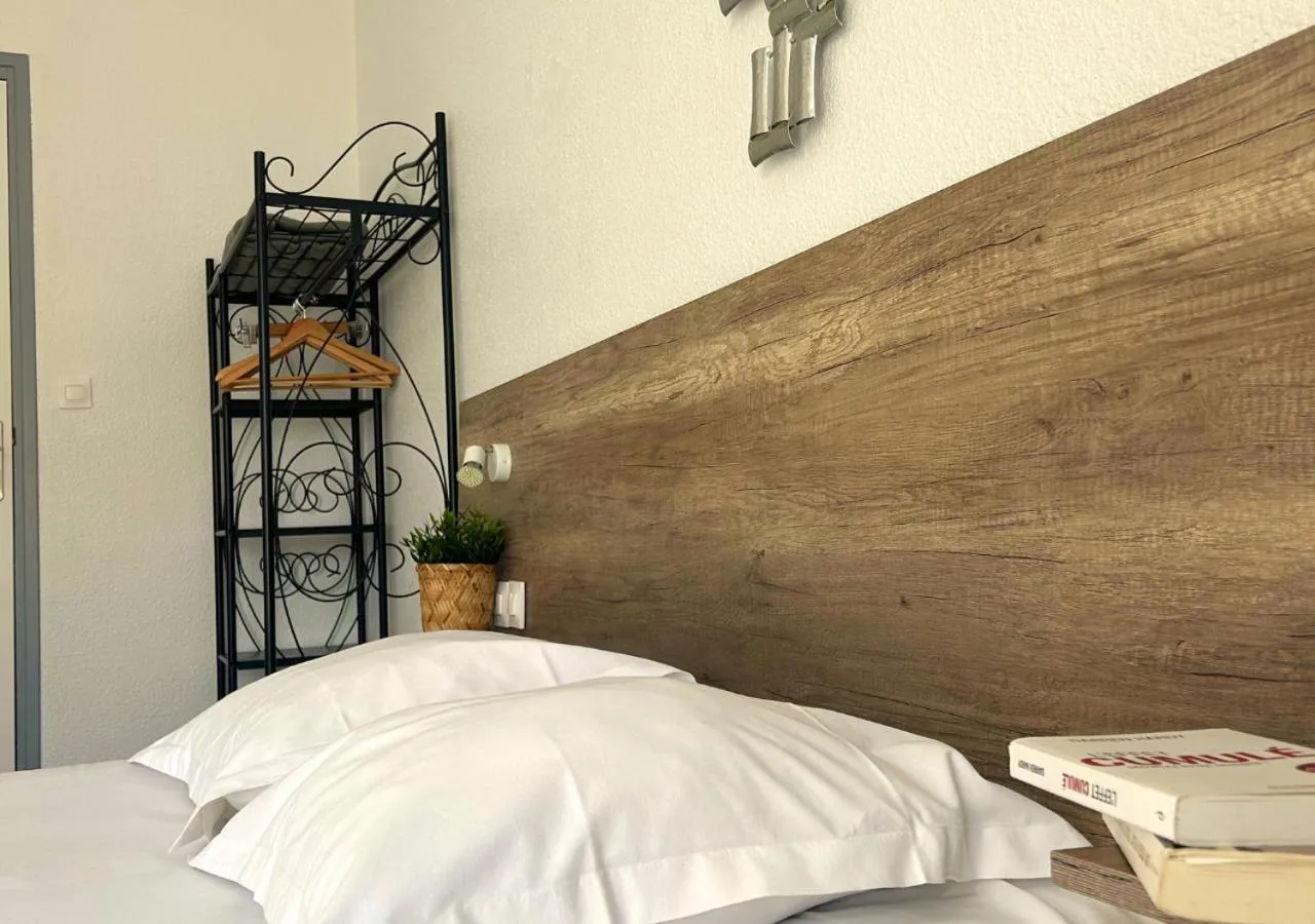 Bed in Hôtel Le Carnon