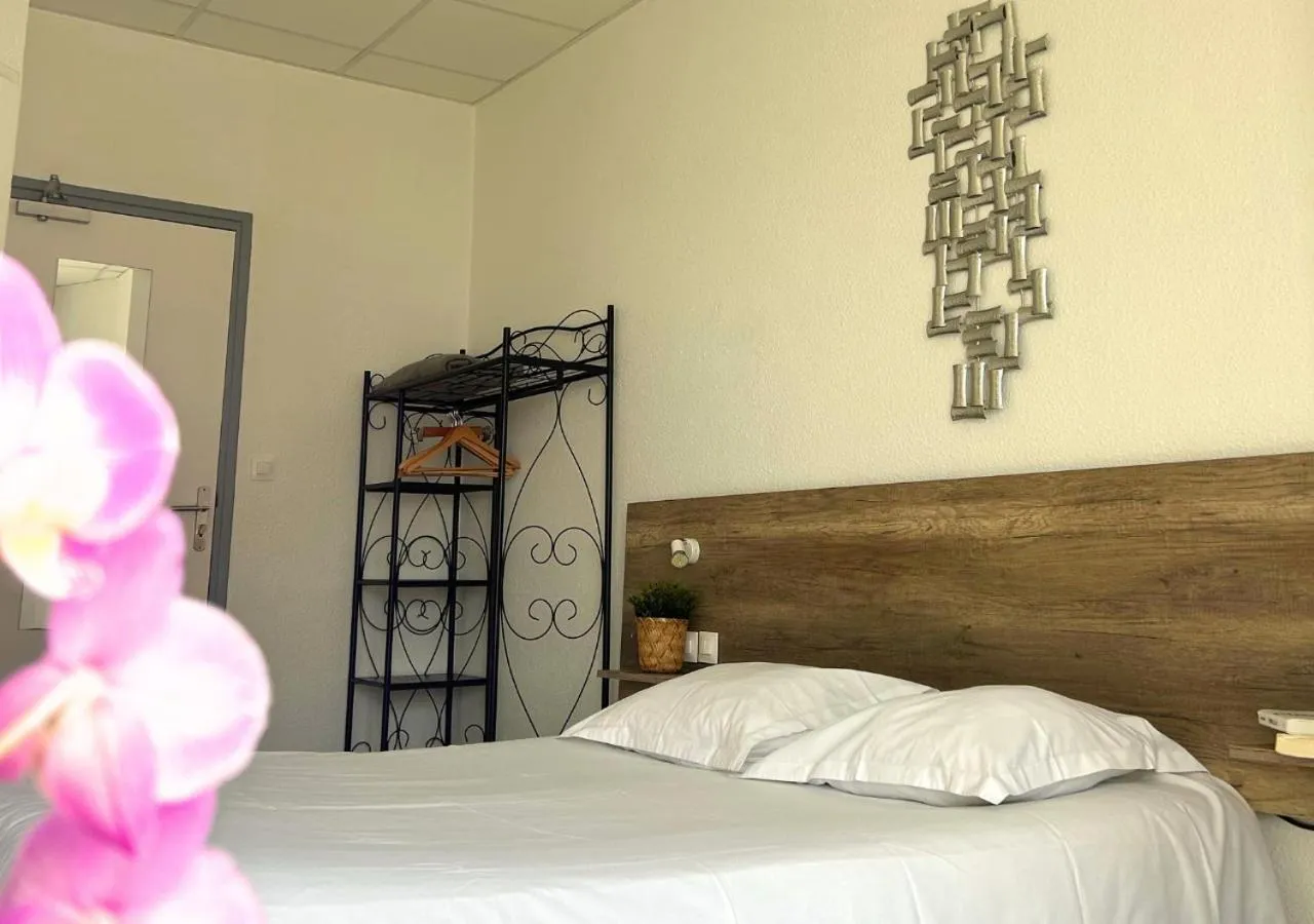 Bed in Hôtel Le Carnon