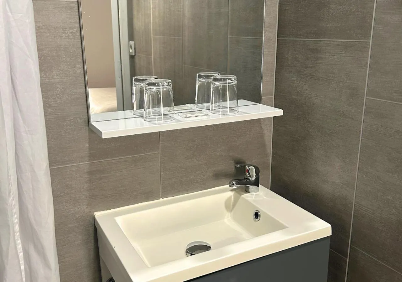Bathroom in Hôtel Le Carnon