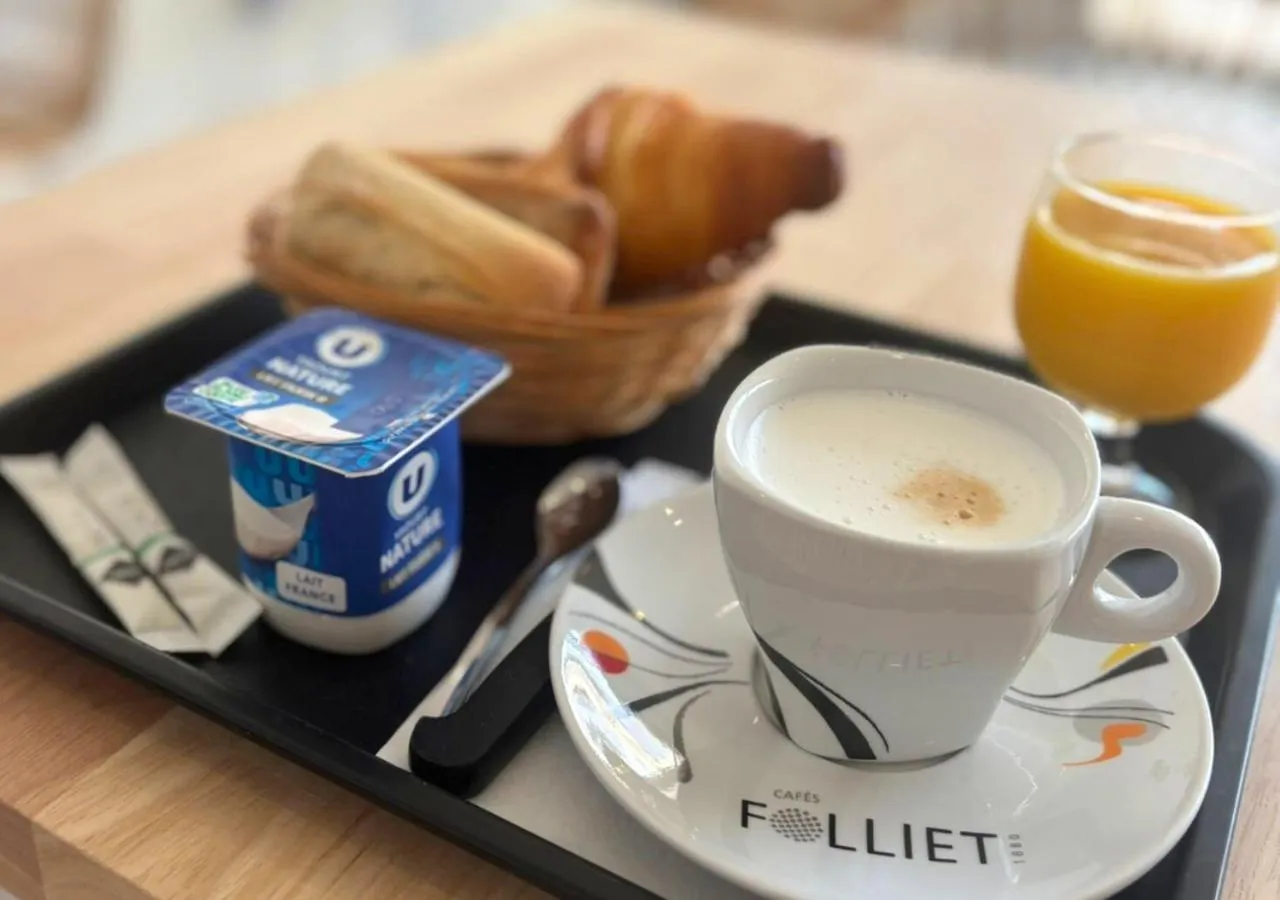 Food and drinks in Hôtel Le Carnon