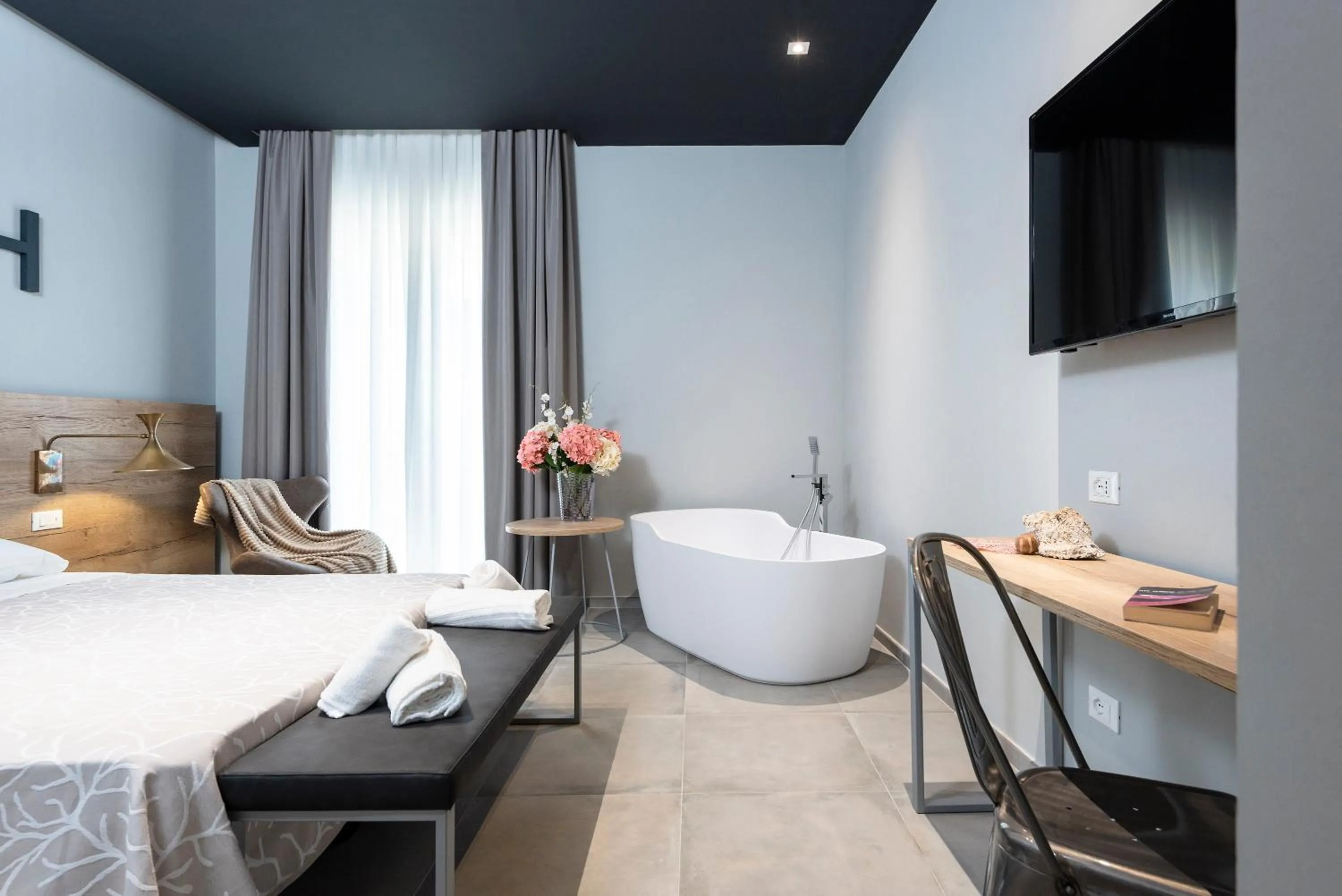 Photo of the whole room, Bed in MARCONI 1935