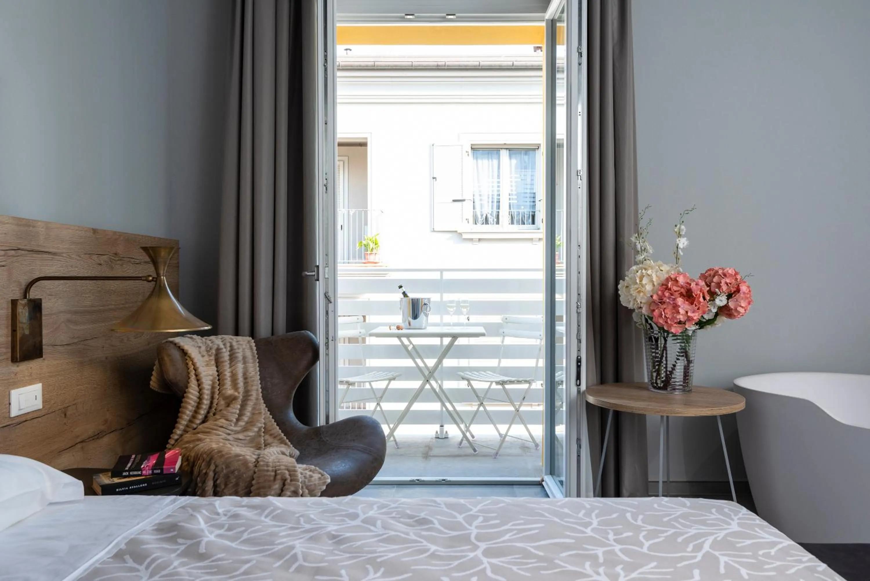 Photo of the whole room, Bed in MARCONI 1935