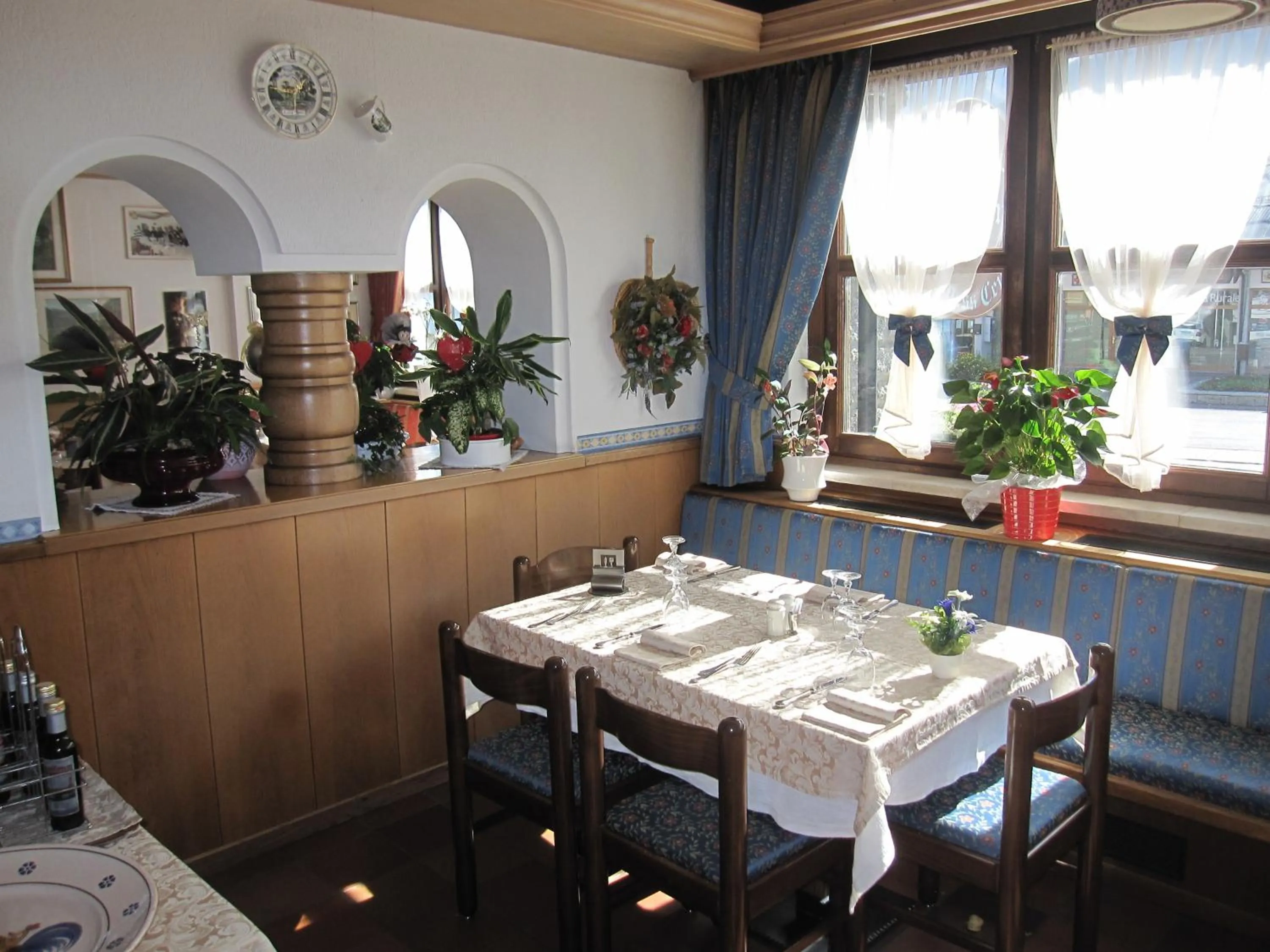 Restaurant/places to eat in Hotel Presena