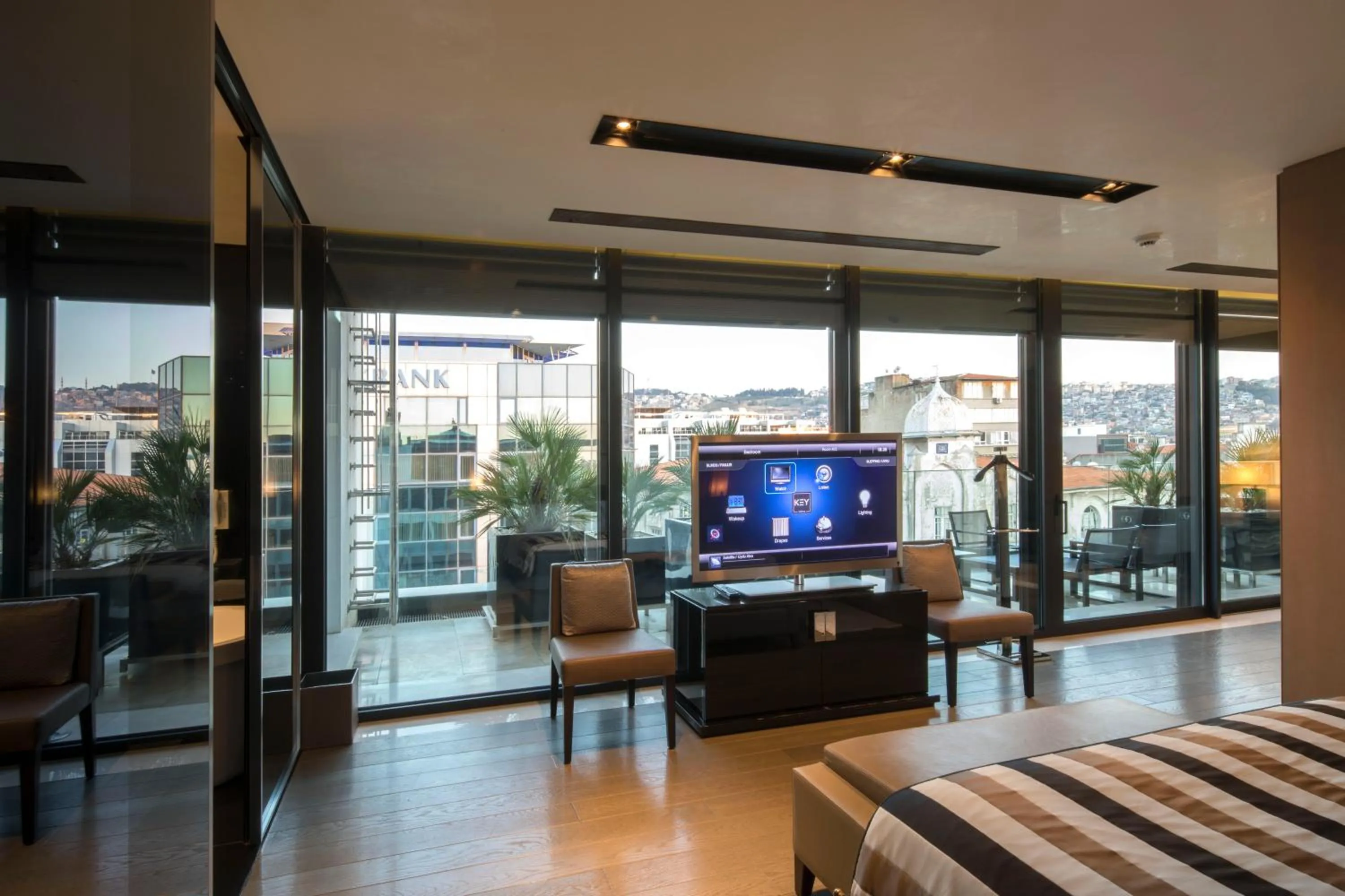 TV and multimedia, Bed in Key Hotel