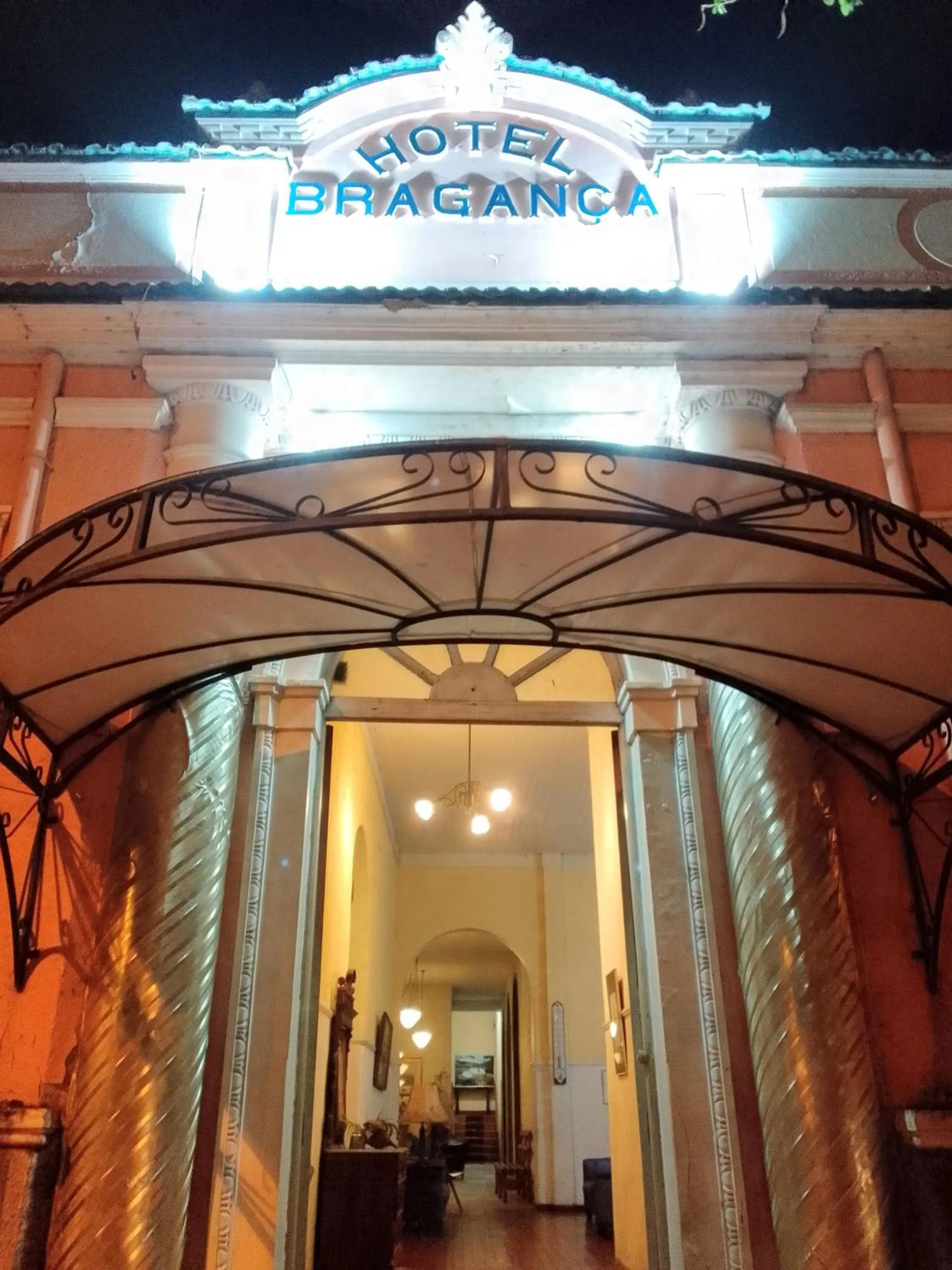 Facade/entrance in Hotel Bragança