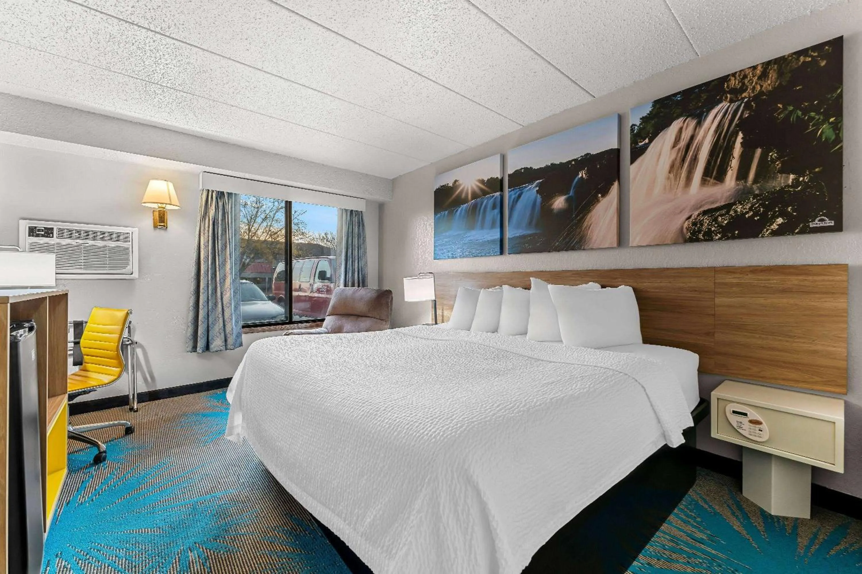 Photo of the whole room, Bed in Days Inn by Wyndham Sioux Falls