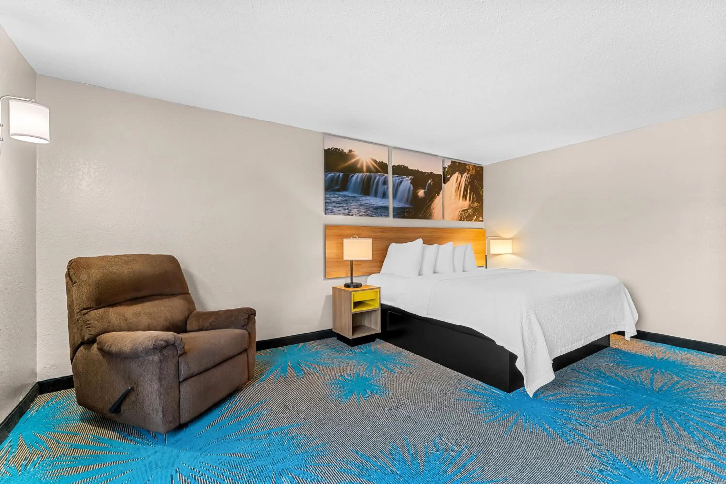 Bedroom, Bed in Days Inn by Wyndham Sioux Falls