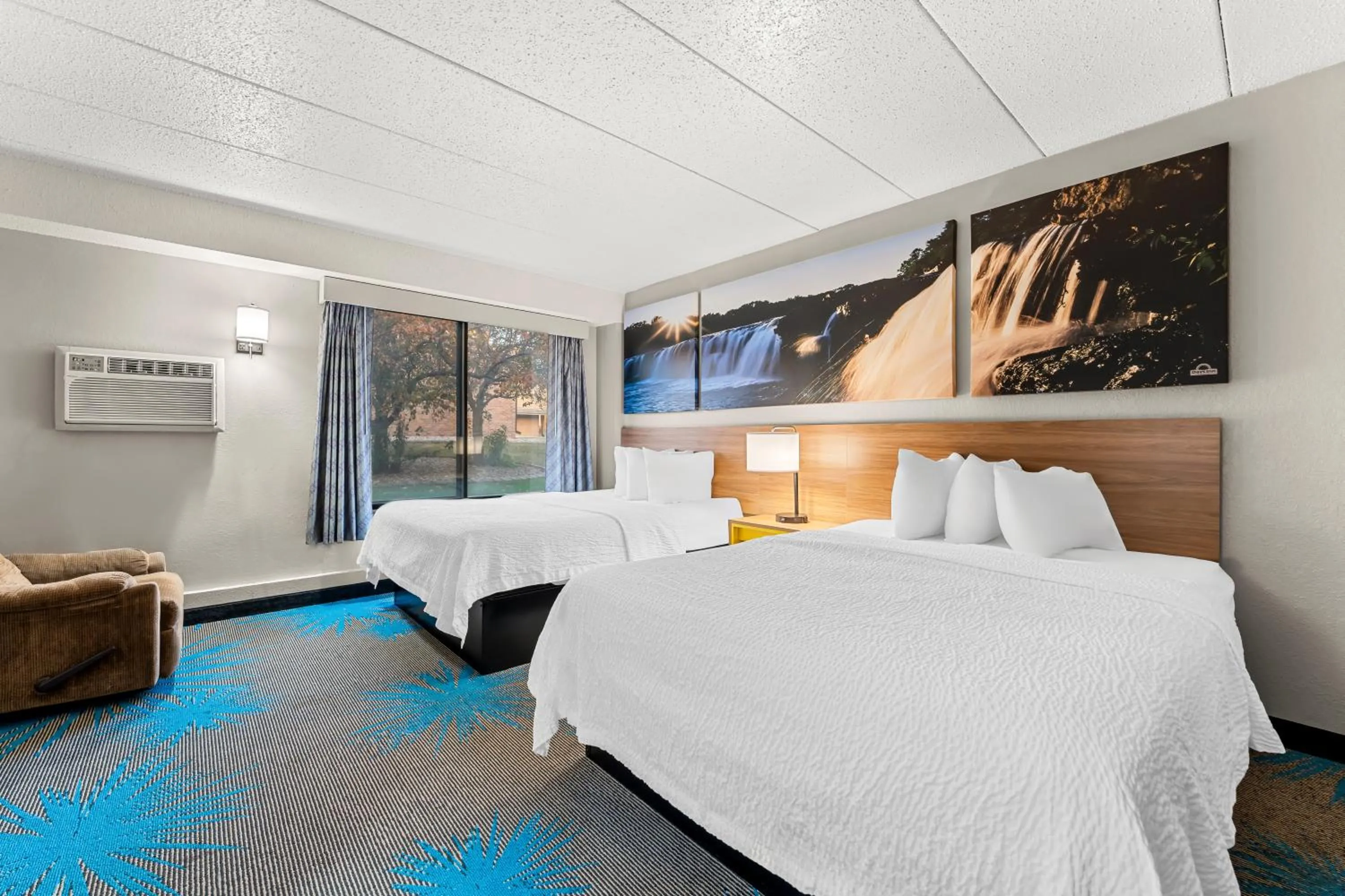 Bedroom, Bed in Days Inn by Wyndham Sioux Falls