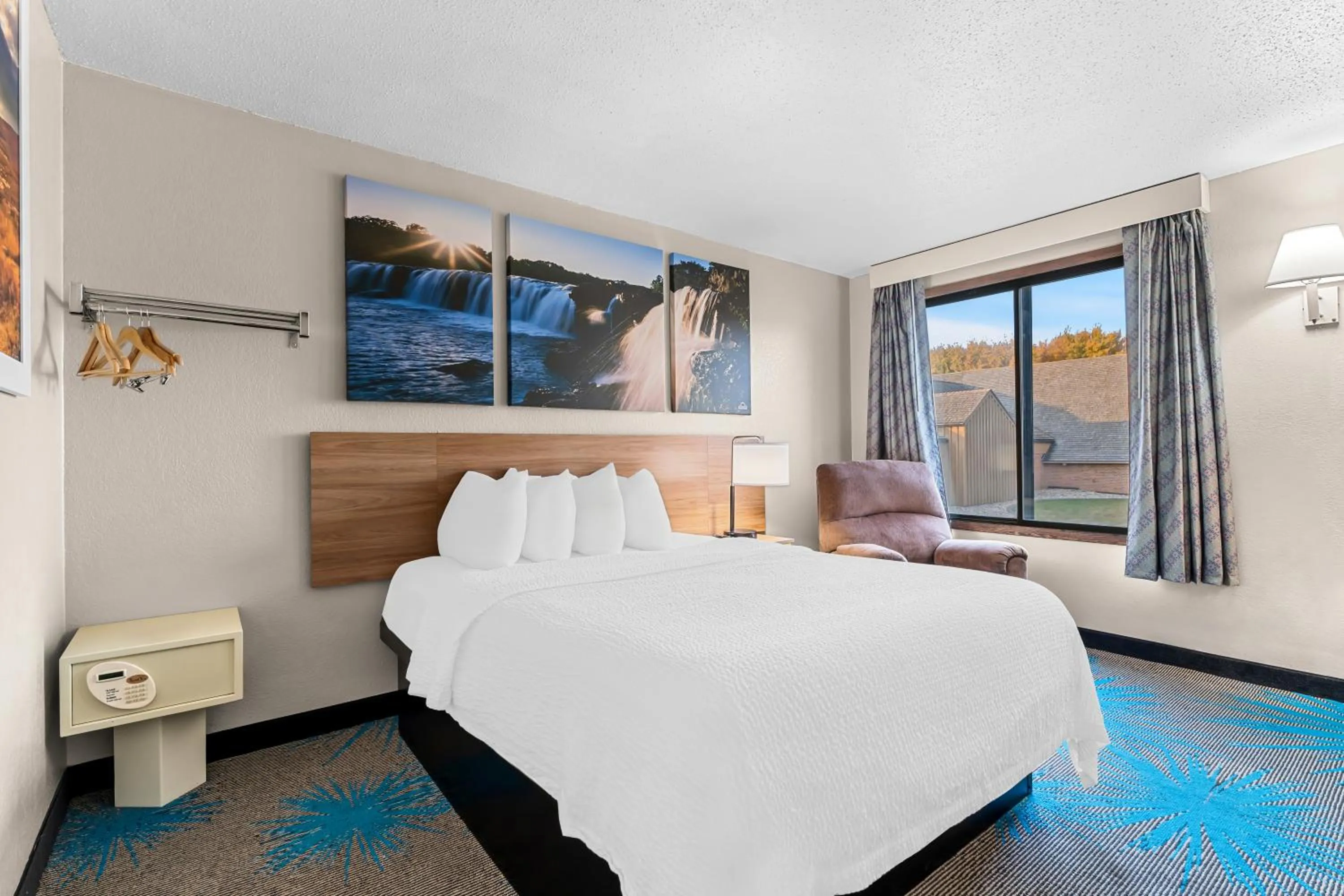 Bedroom, Bed in Days Inn by Wyndham Sioux Falls