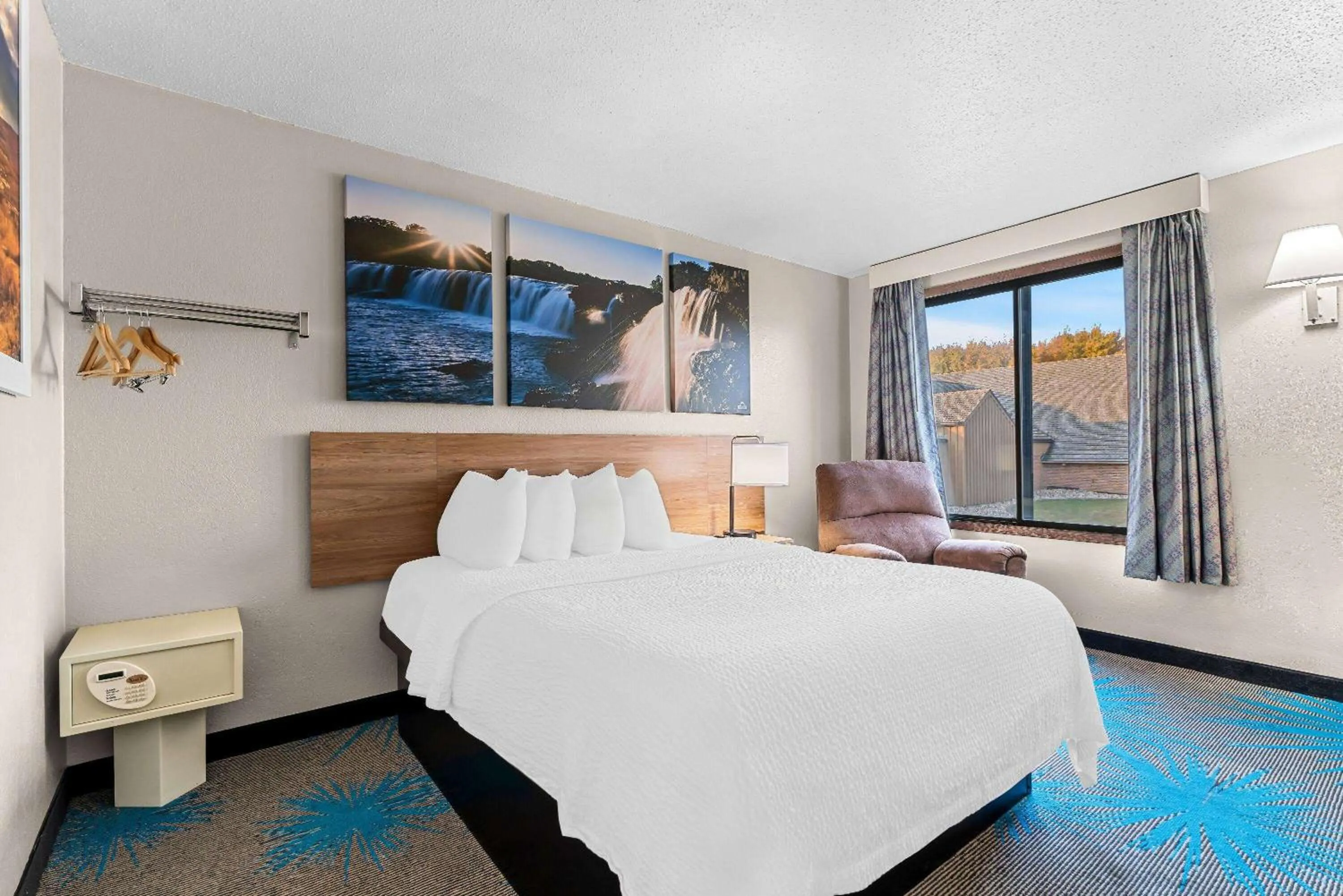 Bed in Days Inn by Wyndham Sioux Falls