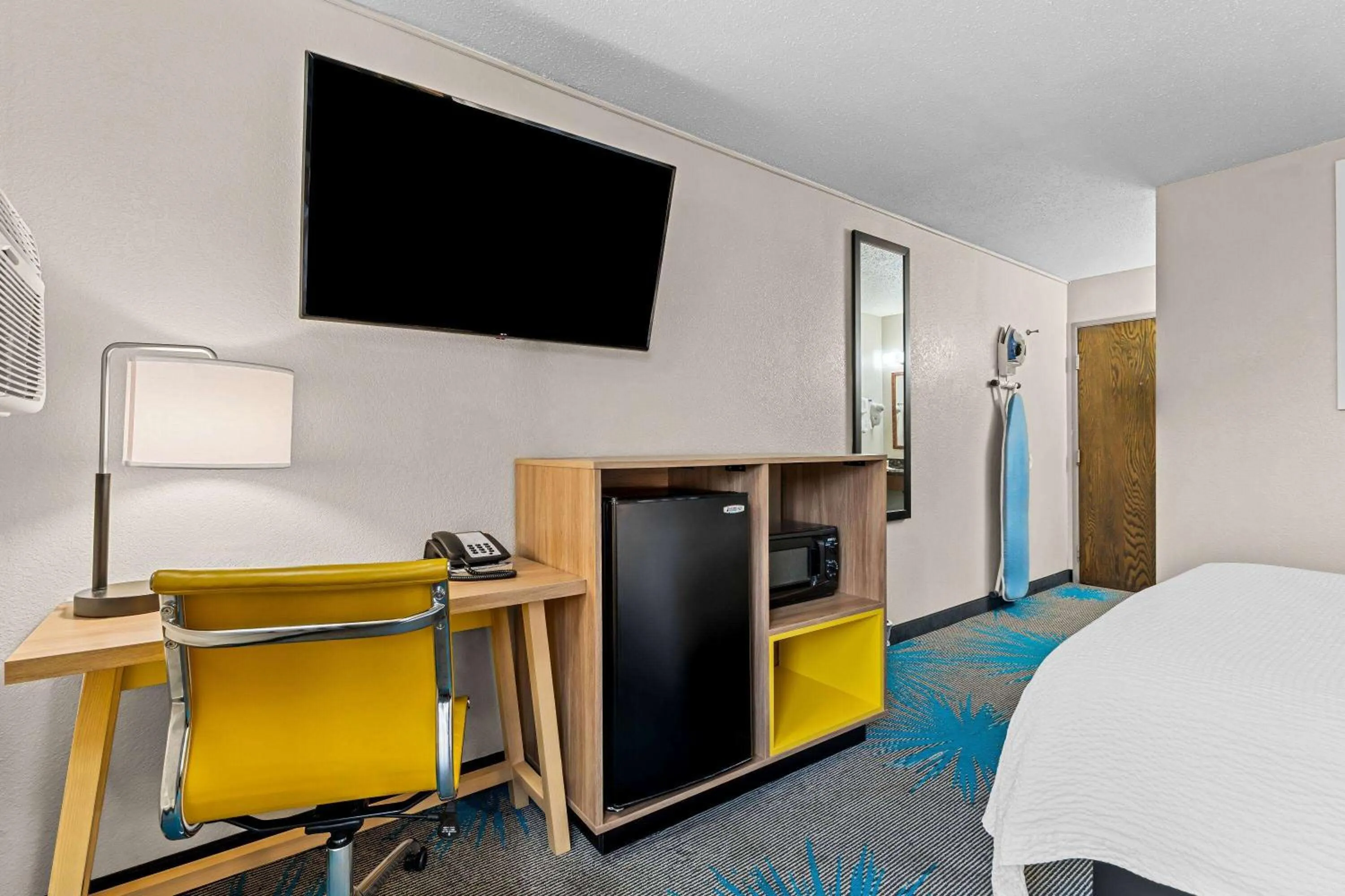 Bed in Days Inn by Wyndham Sioux Falls