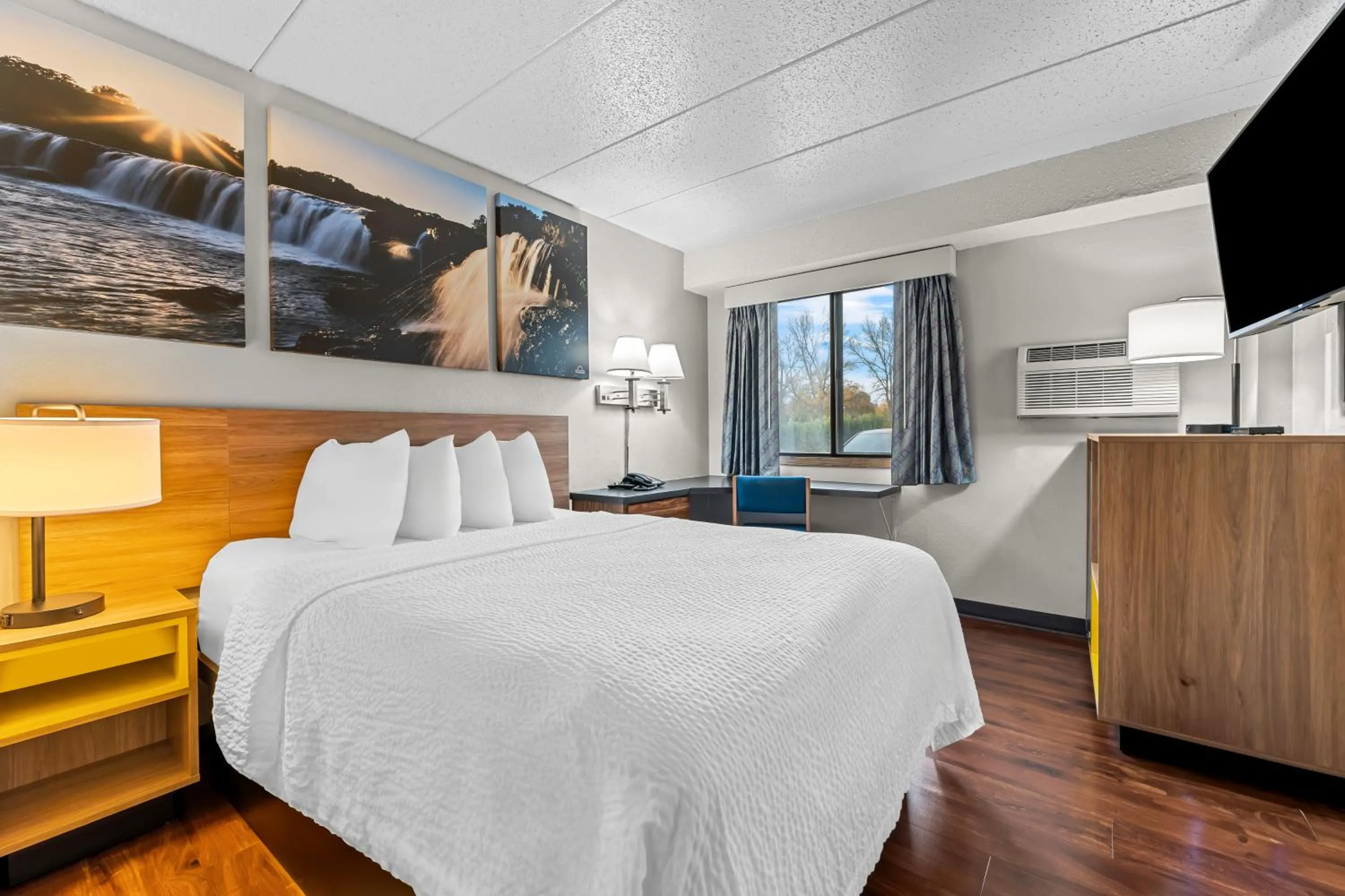 Bedroom, Bed in Days Inn by Wyndham Sioux Falls