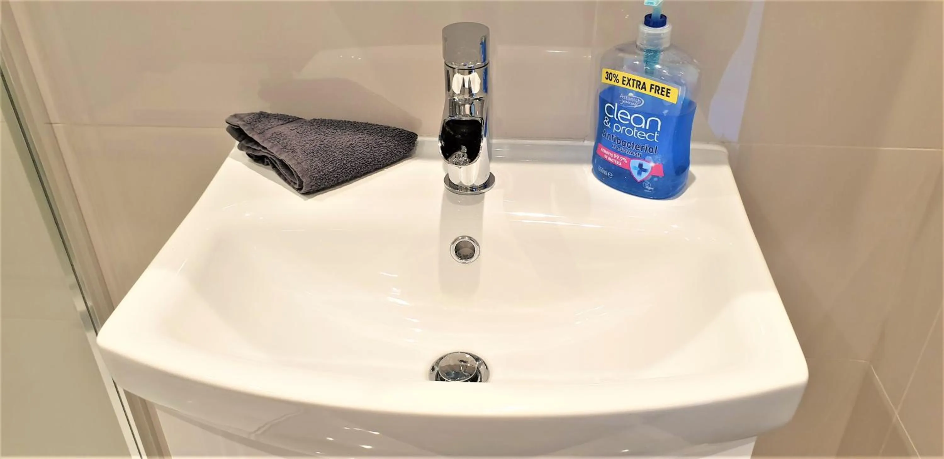 Bathroom in Town Centre Studio Flat!