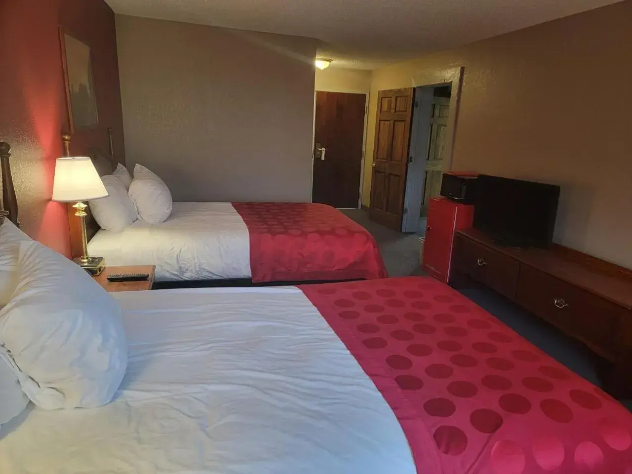 4 Double Beds, Mobility Accessible Adjoining Suite, Non-Smoking in Ramada by Wyndham Angola/Fremont Area 4 Double Beds, Mobility Accessible Adjoining Suite, Non-Smoking in Ramada by Wyndham Angola/Fremont Area