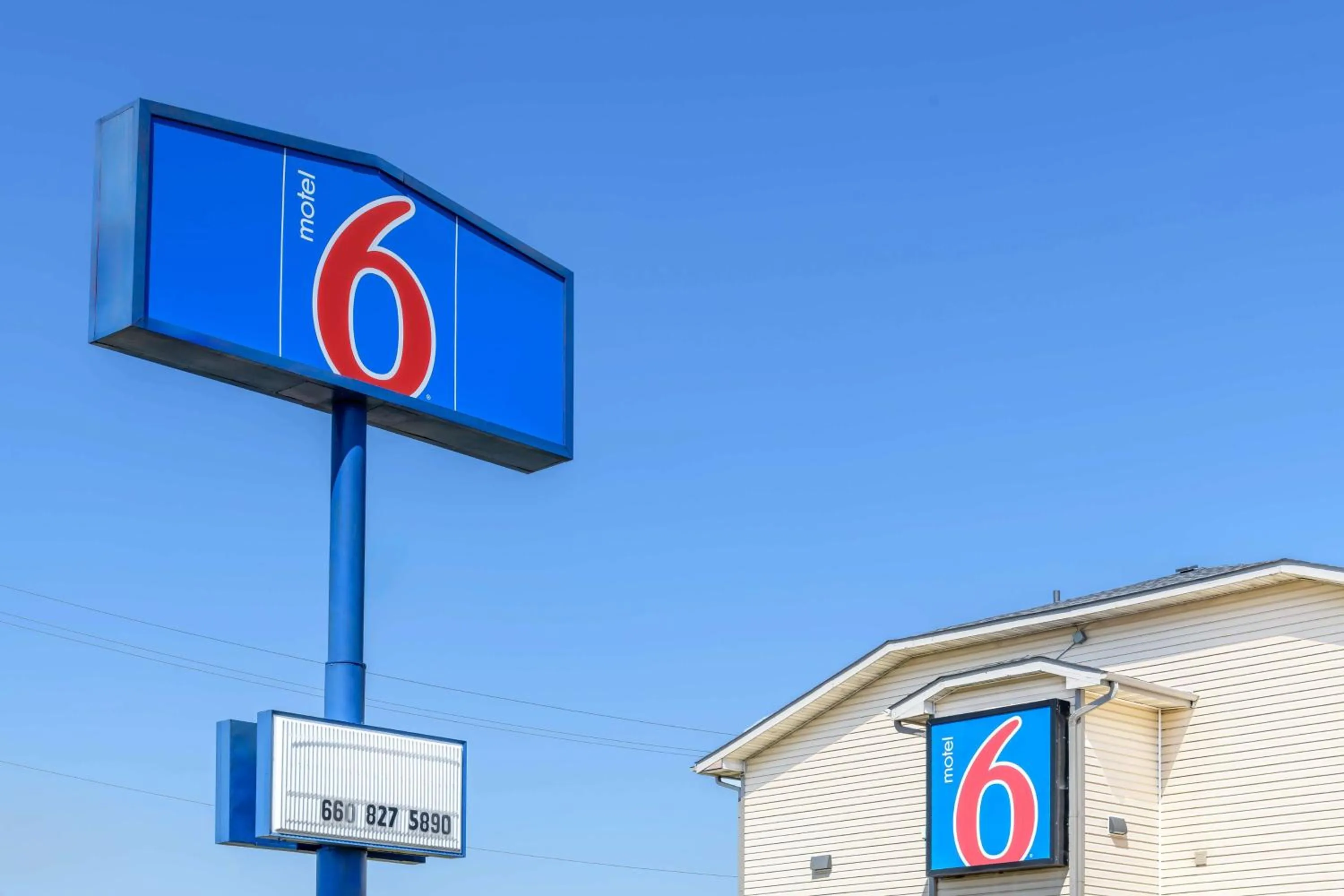 Property building in Motel 6-Sedalia, MO