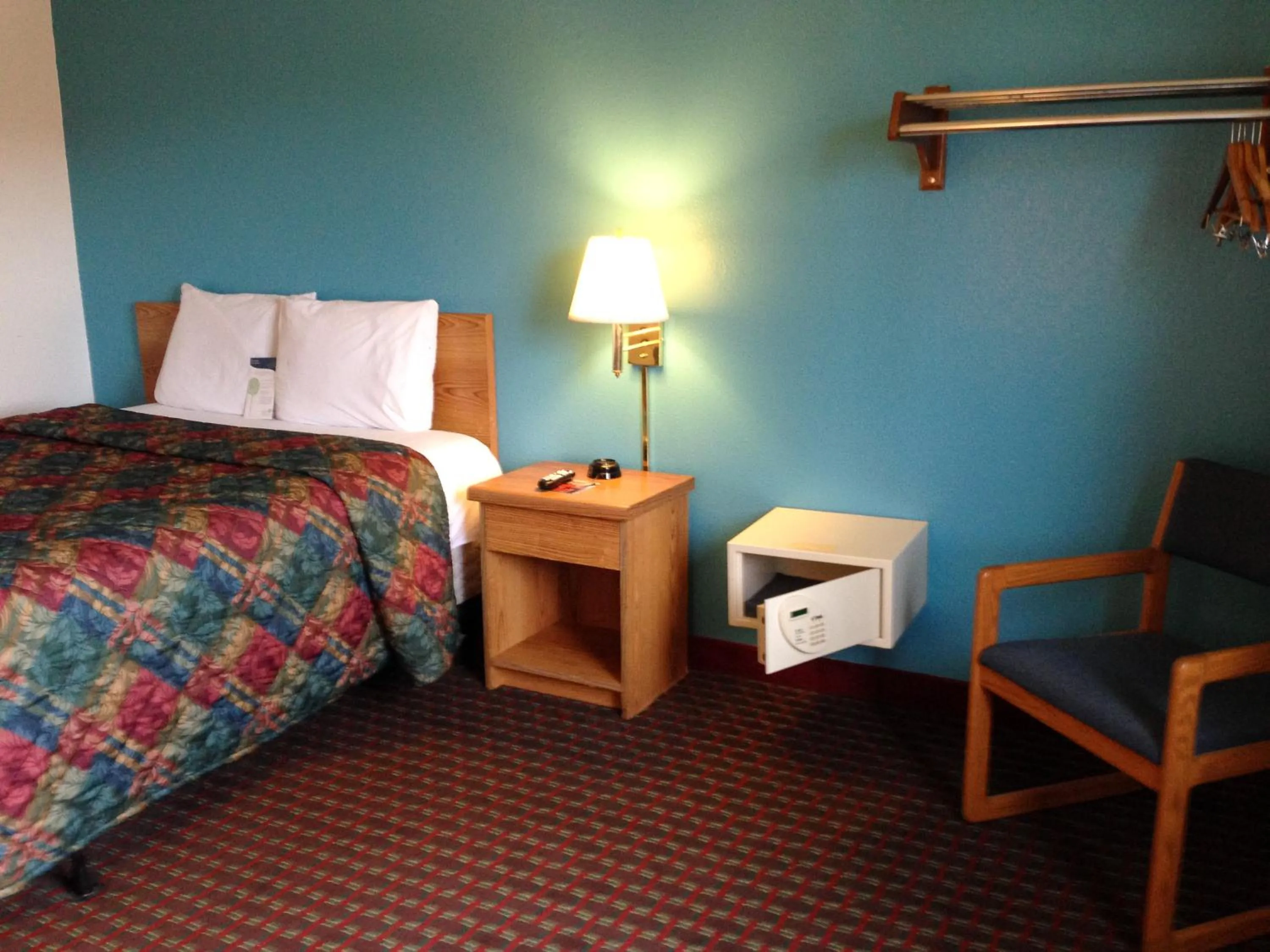 Bedroom, Bed in Motel 6-Sedalia, MO