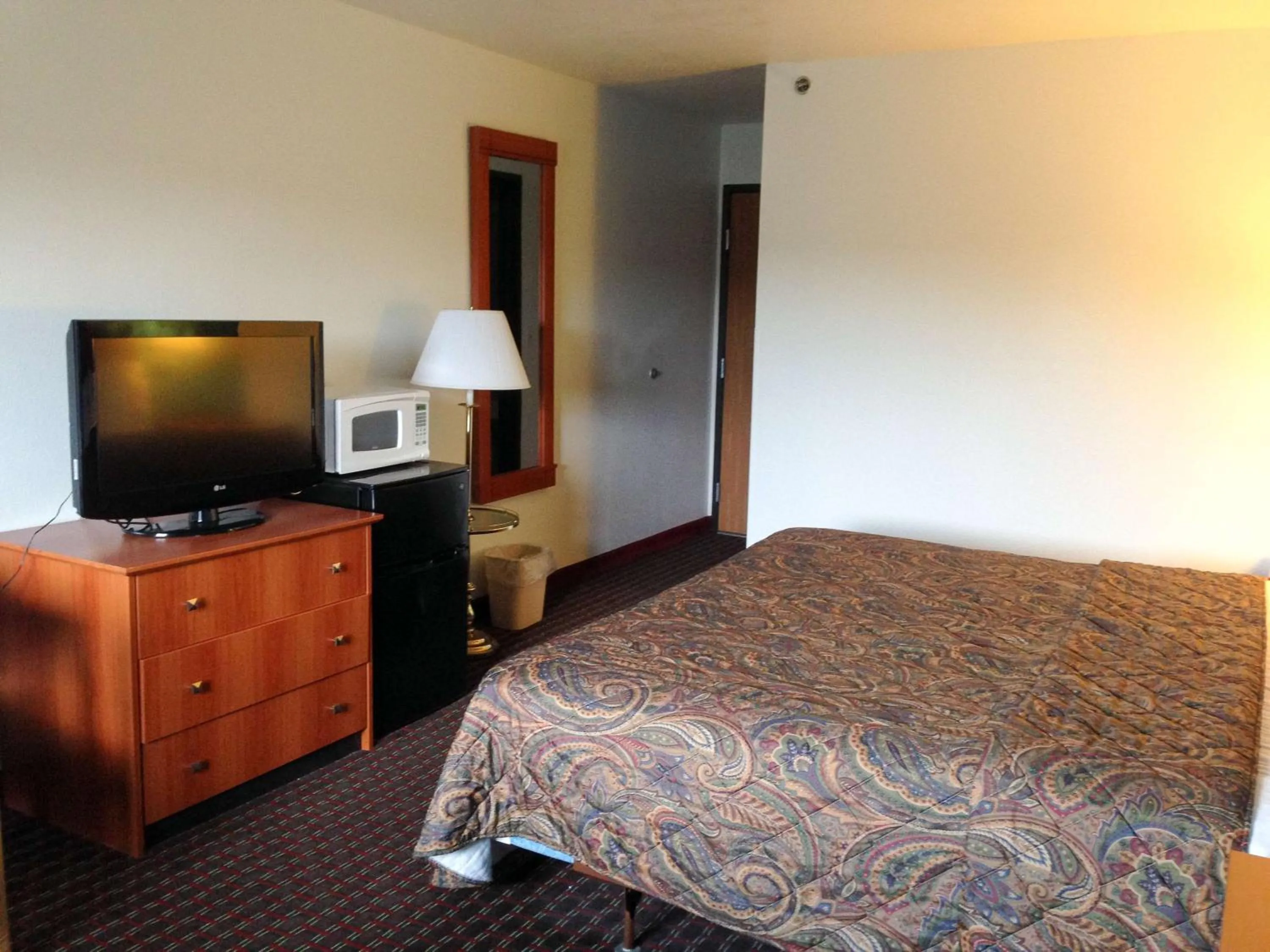 TV and multimedia, Bed in Motel 6-Sedalia, MO