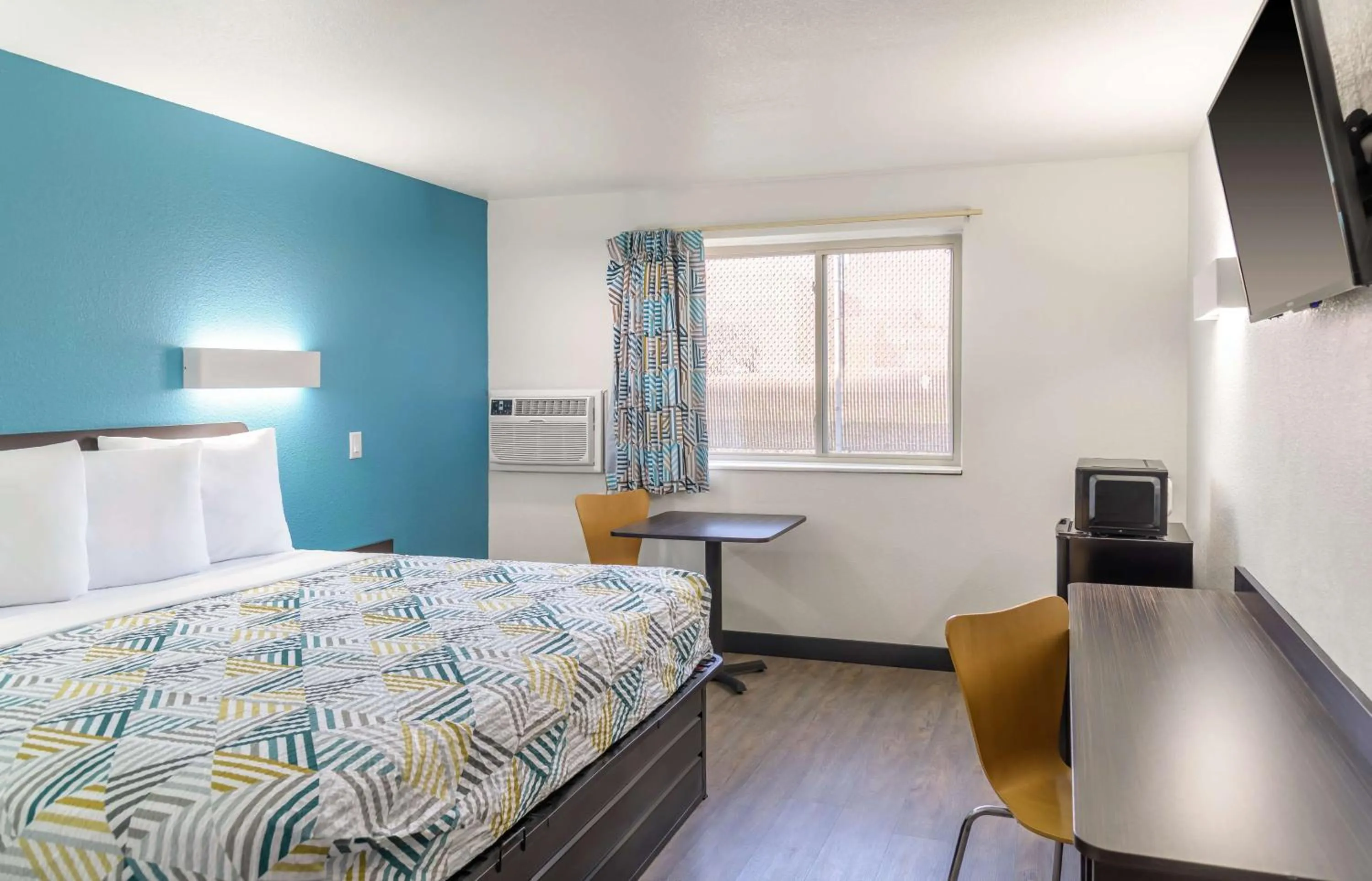 Bedroom, Bed in Motel 6-Sedalia, MO