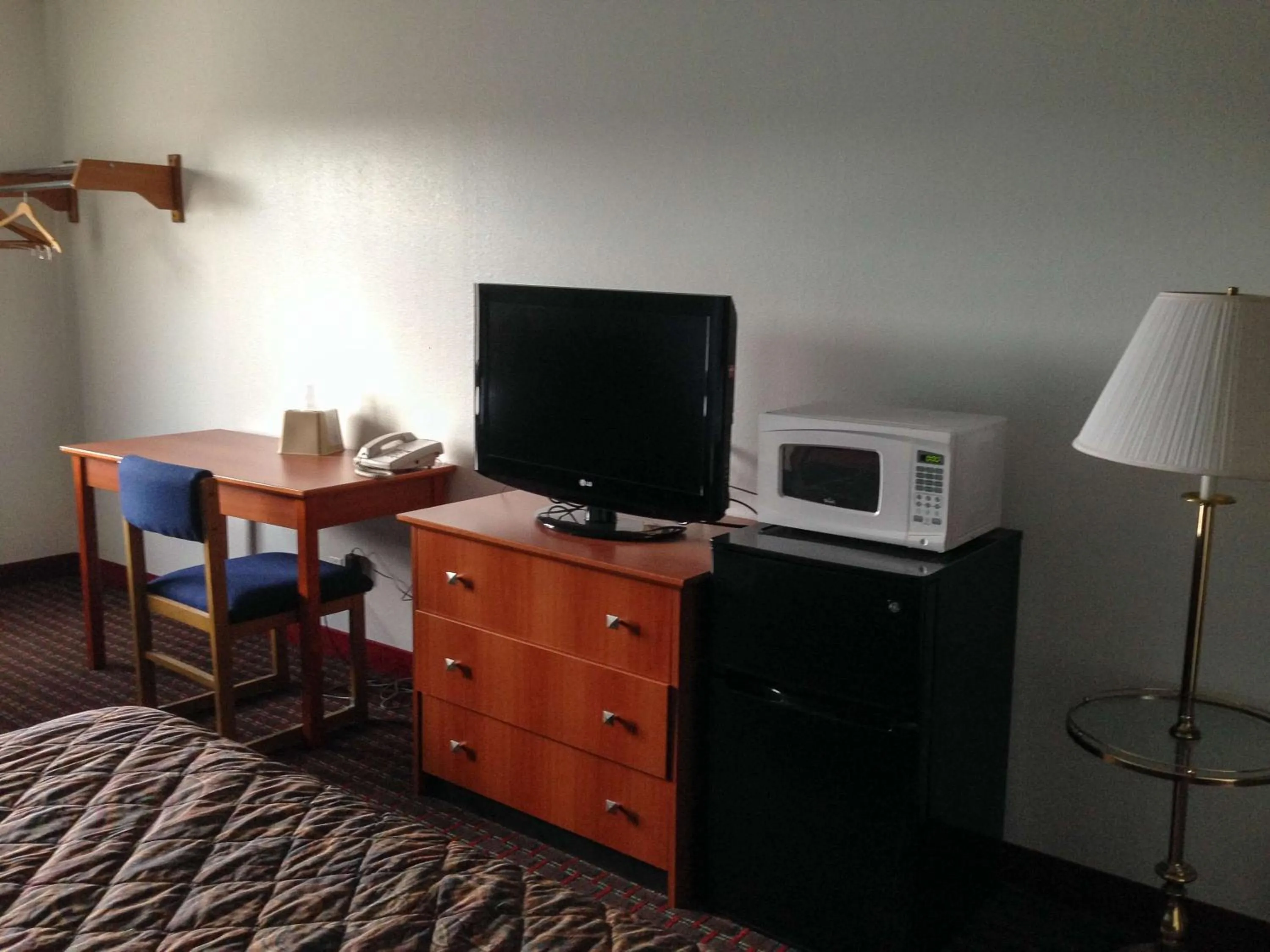 TV and multimedia in Motel 6-Sedalia, MO