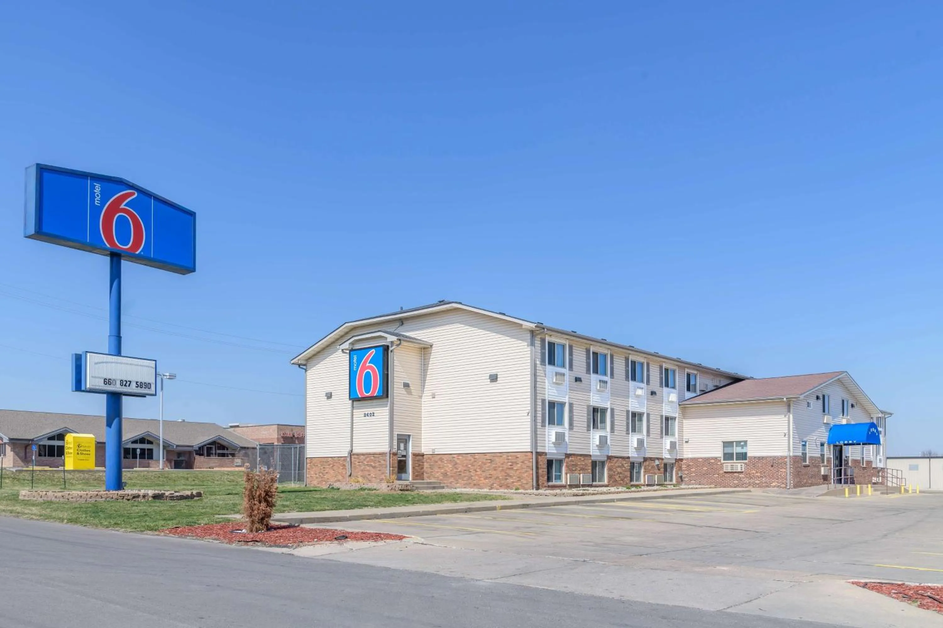 Property building in Motel 6-Sedalia, MO