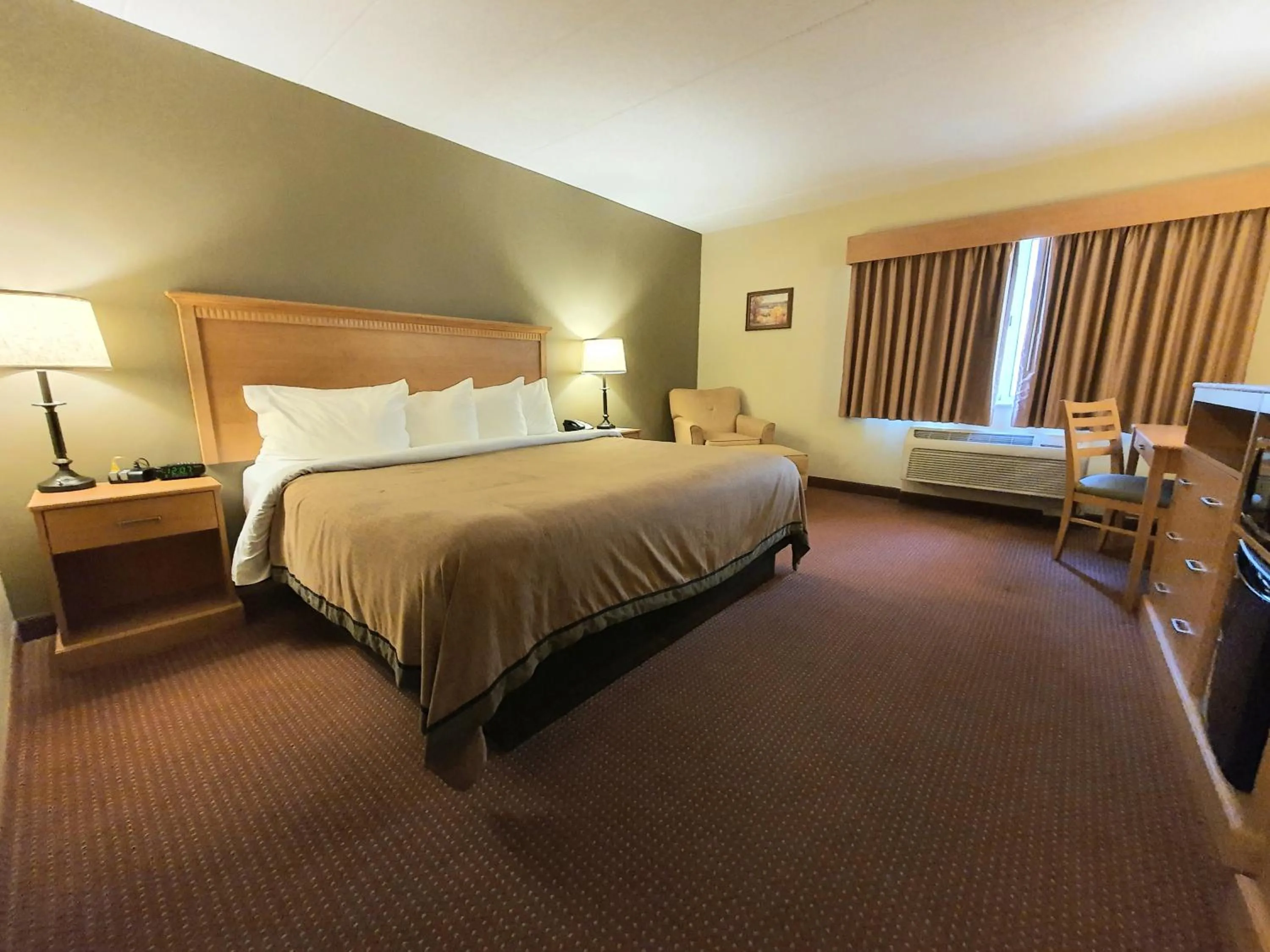 Bed in AmeriVu Inn and Suites - Waconia
