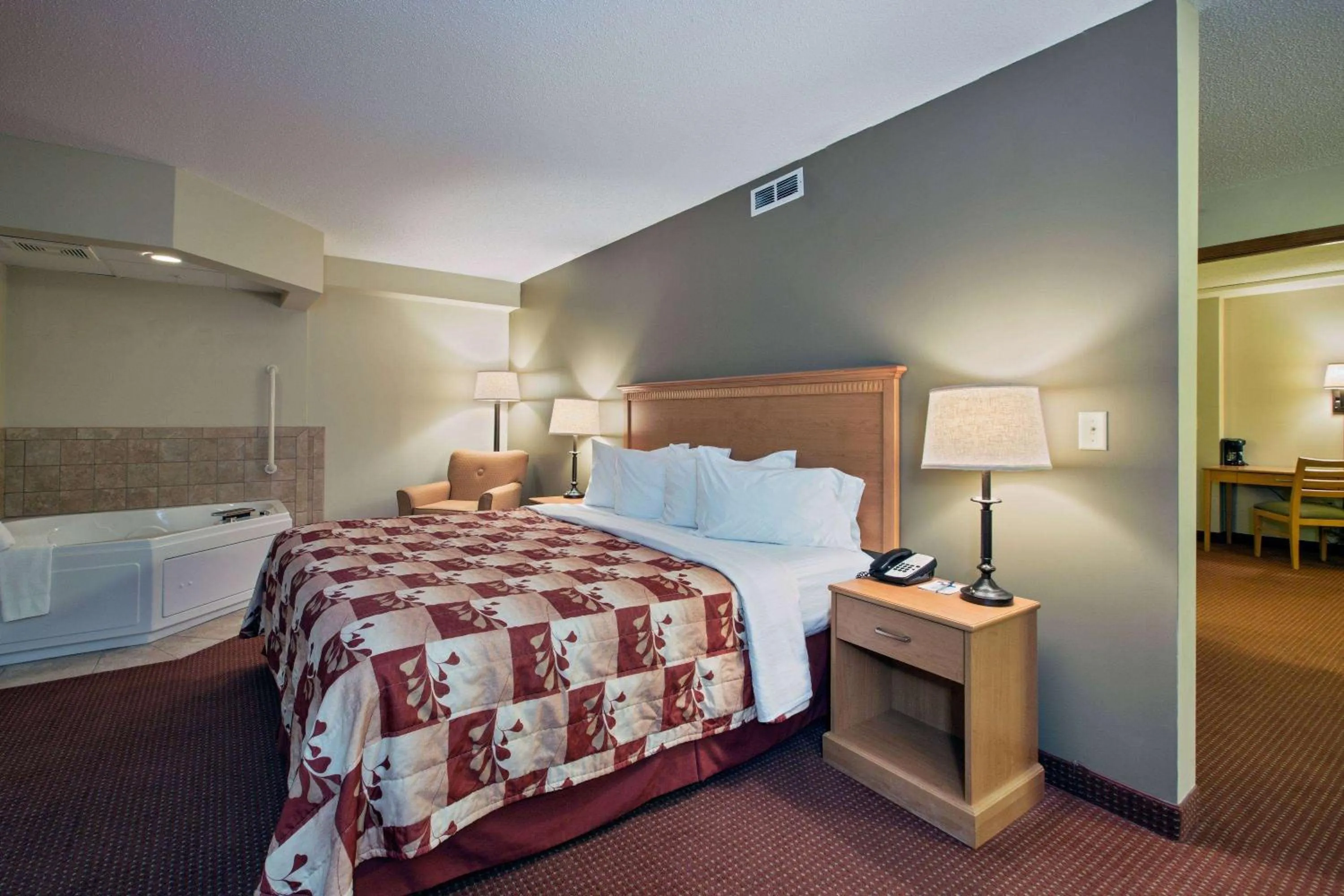 Bed in AmeriVu Inn and Suites - Waconia