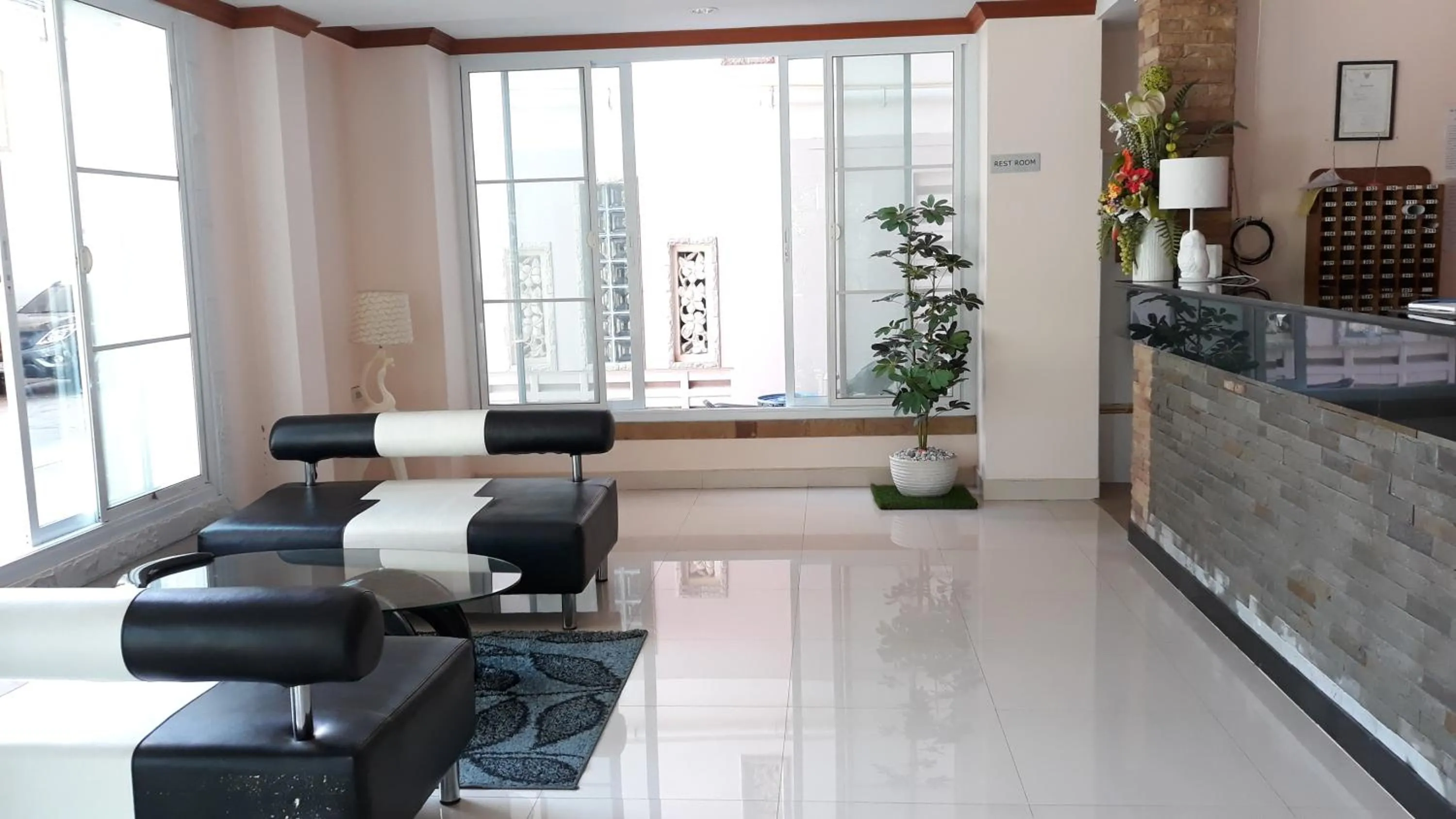 Seating area in Chumphon Travelodge