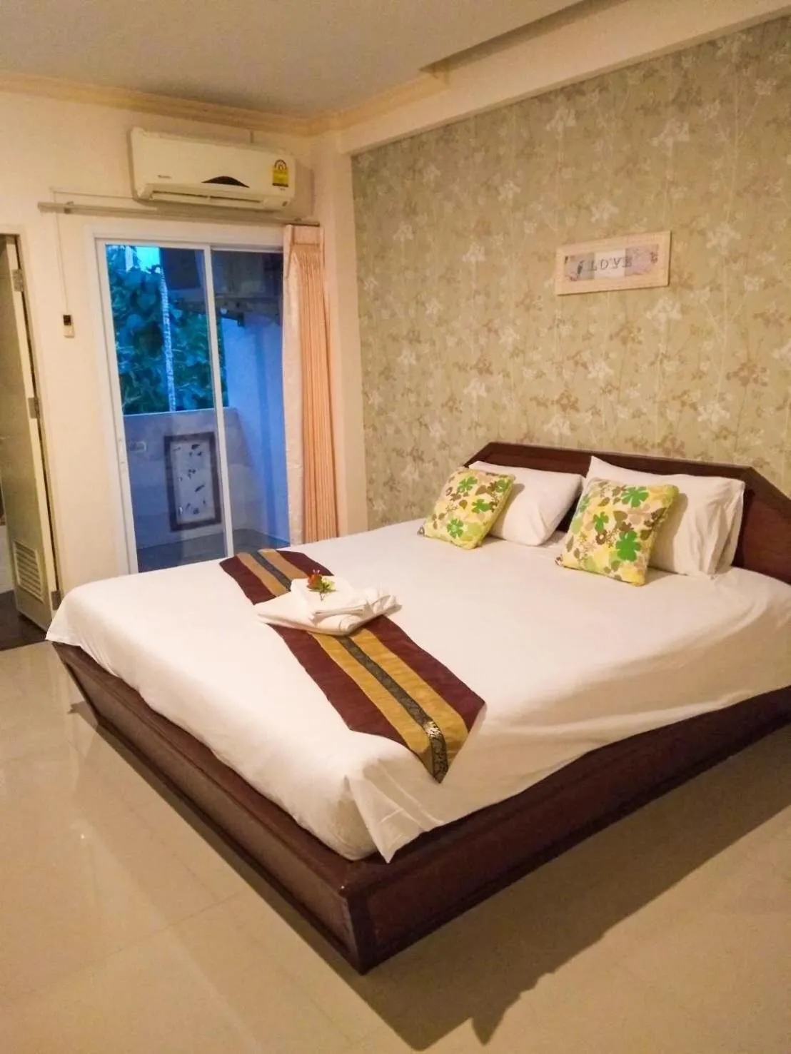 Bed in Chumphon Travelodge