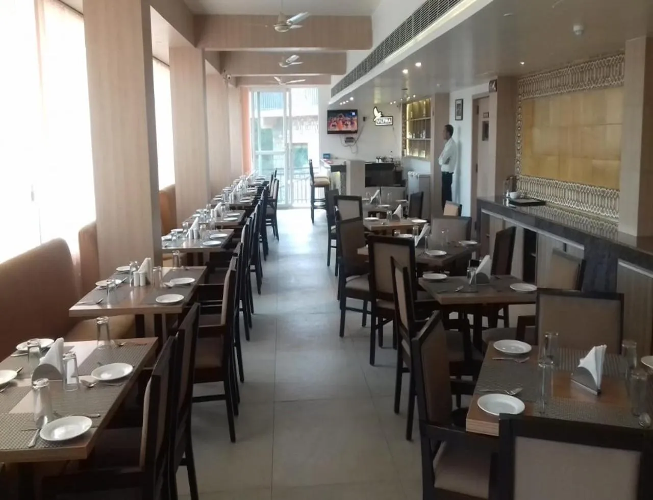 Restaurant/places to eat in Hotel River Retreat