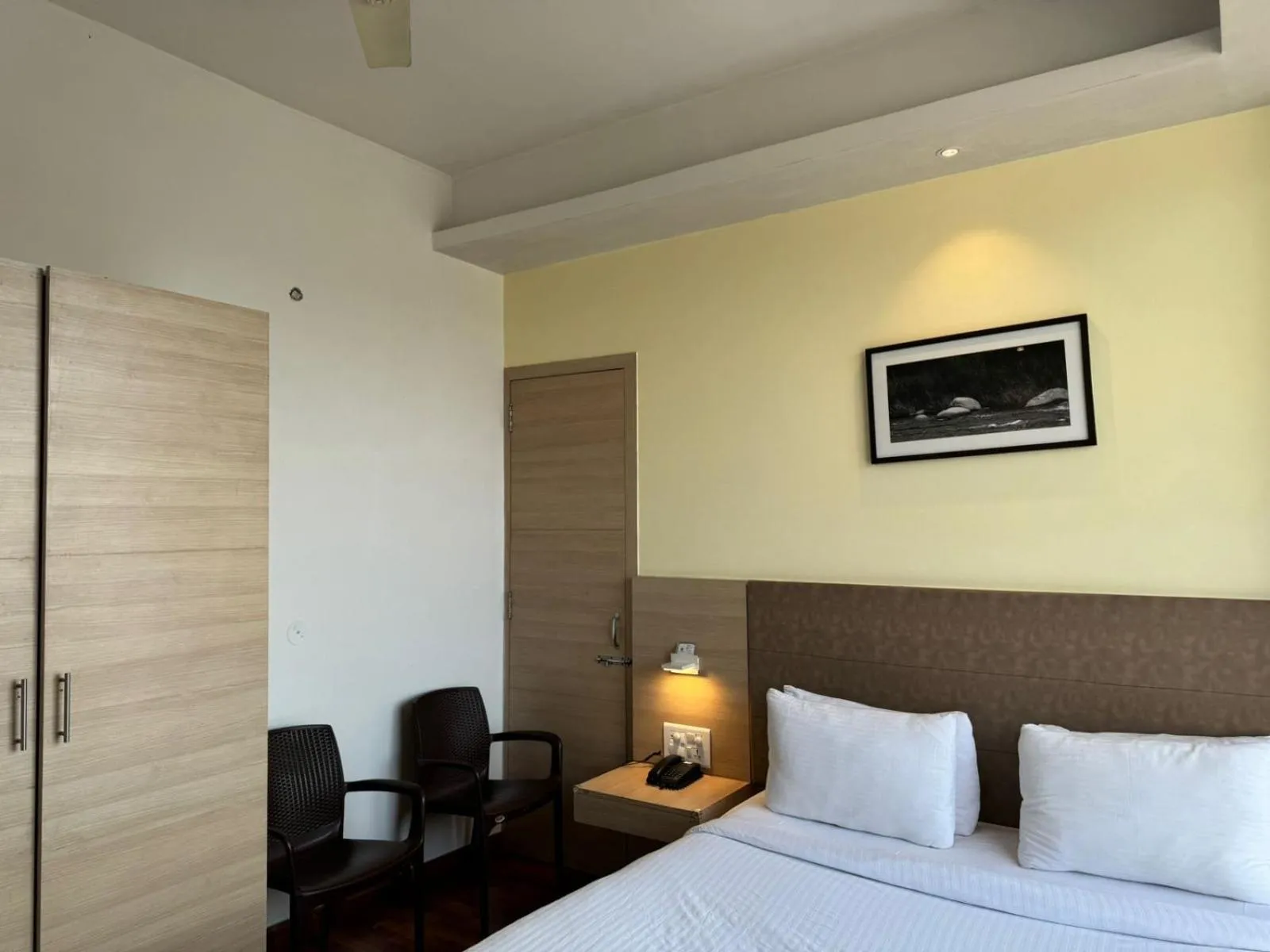 Bed in Hotel River Retreat