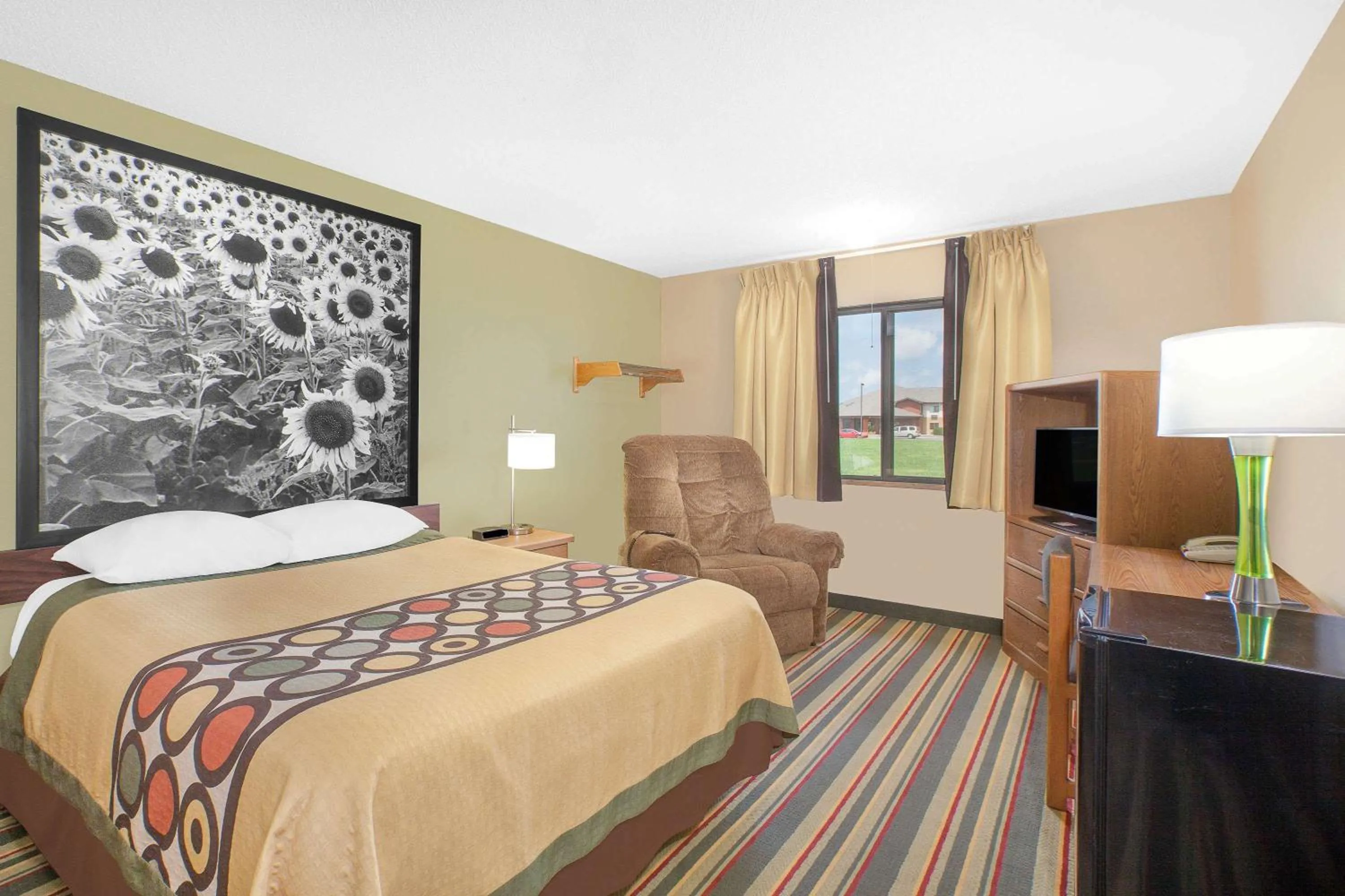 Photo of the whole room, Bed in Super 8 by Wyndham Mt Pleasant