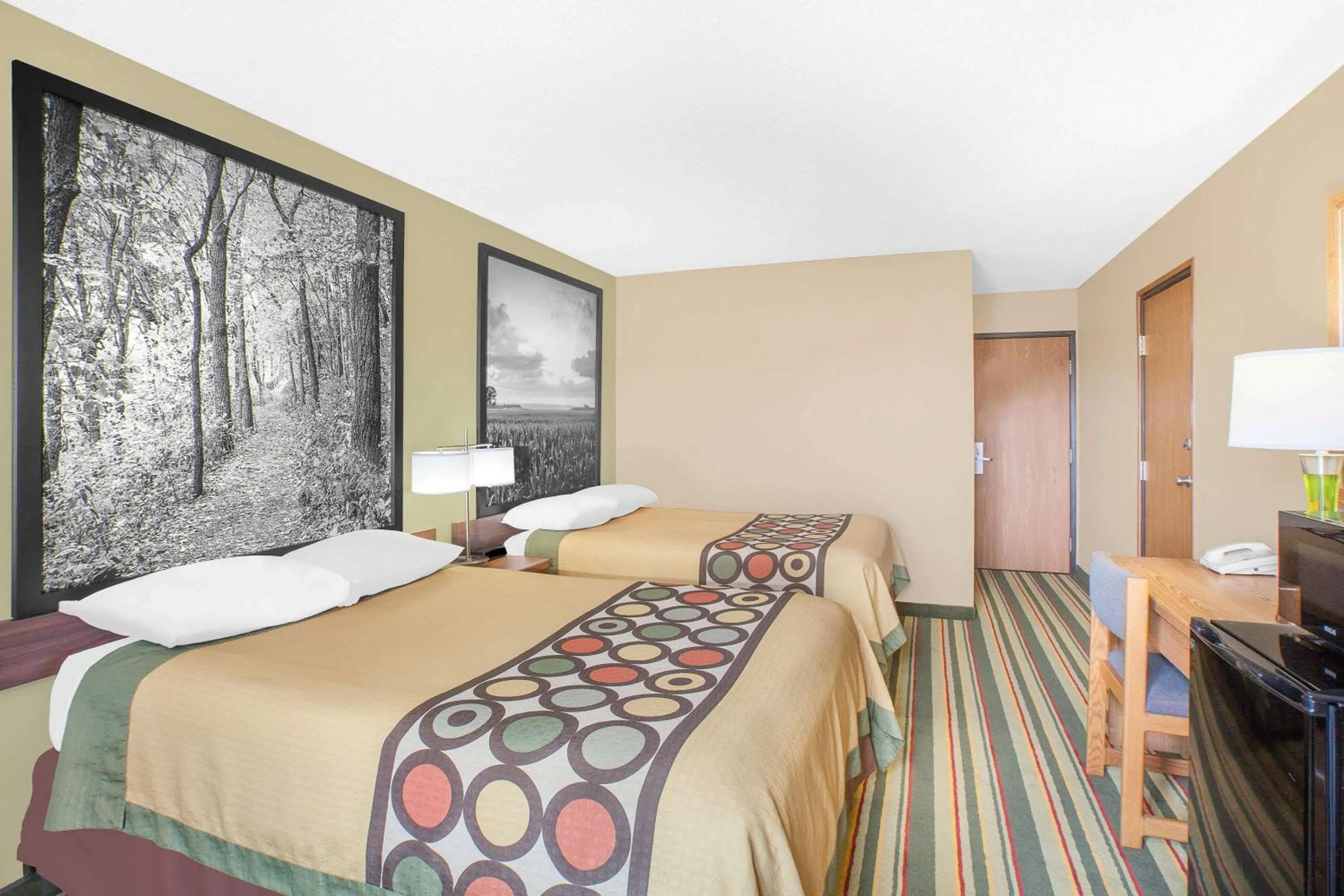 Photo of the whole room, Bed in Super 8 by Wyndham Mt Pleasant